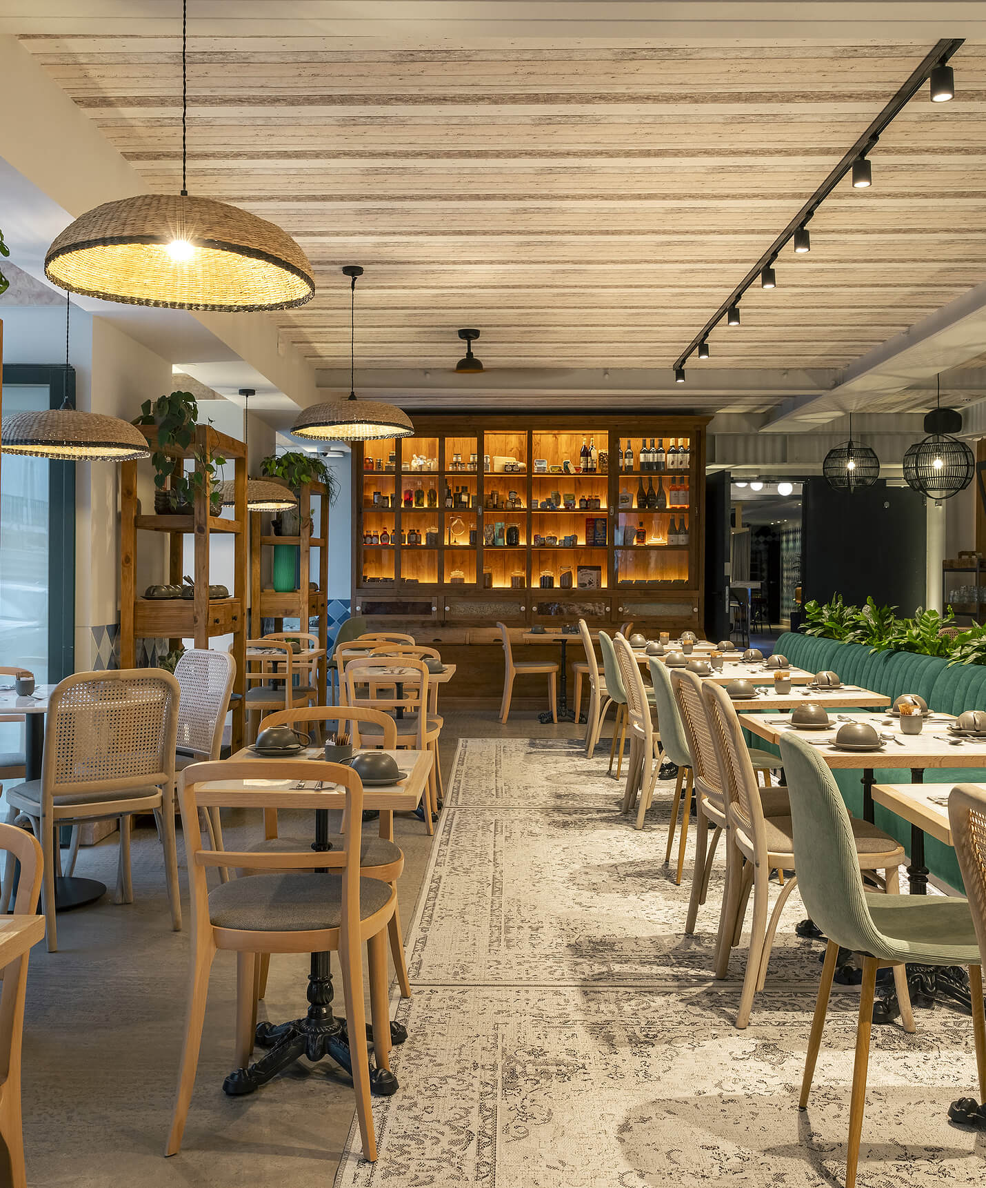 El restaurante Olive del hotel en el centro de Lisboa tiene varias mesas, plantas y decoración moderna