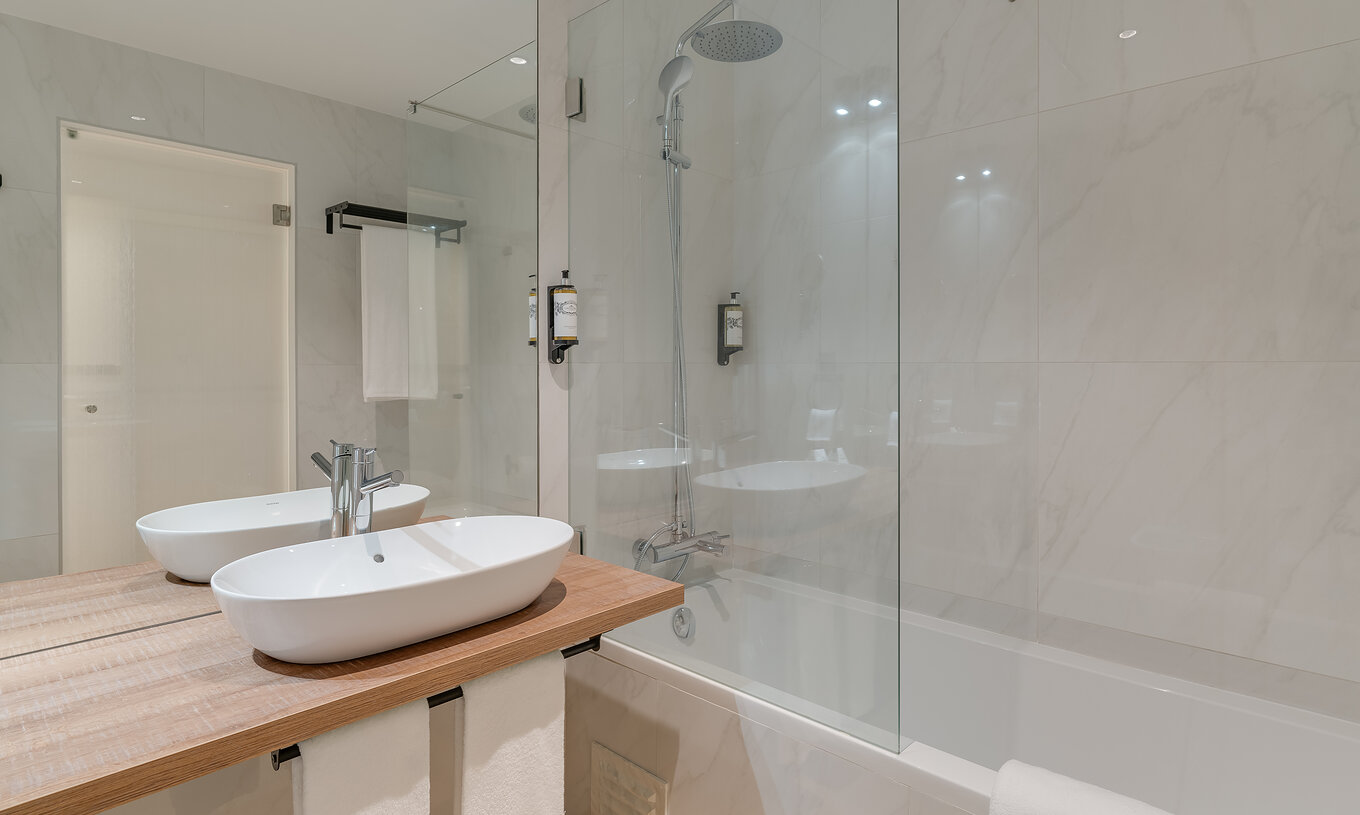 El Familiar - Clubhouse del Pestana Sintra Golf tiene un baño moderno con bañera y lavabo con espejo