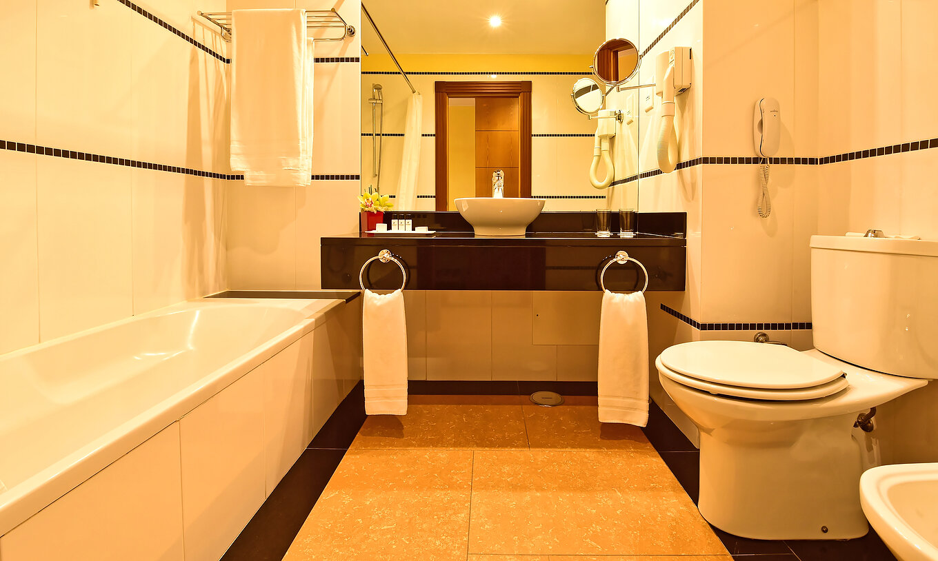 El Duplo Superior del Pestana Sintra Golf tiene un baño con bañera, lavabo con espejo, amenities y sanitario