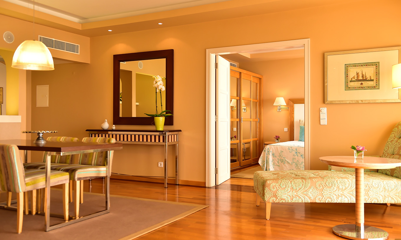 La Suite Presidencial del Pestana Carlton Madeira tiene área amplia con zona de comedor y estar, y cama de matrimonio