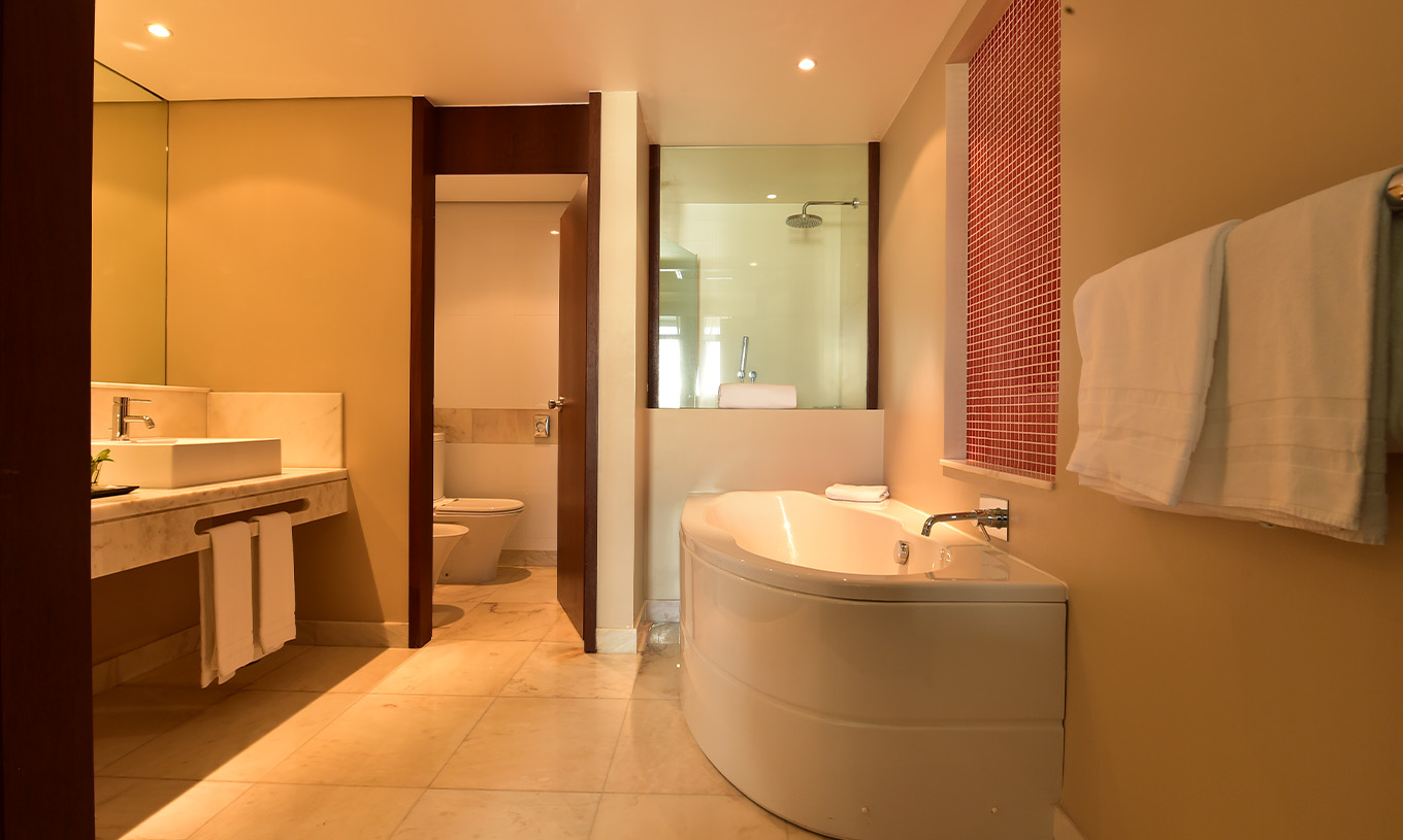 El Cuarto Familiar del Pestana Casino Park tiene baño con bañera y ducha, inodoro y lavabo