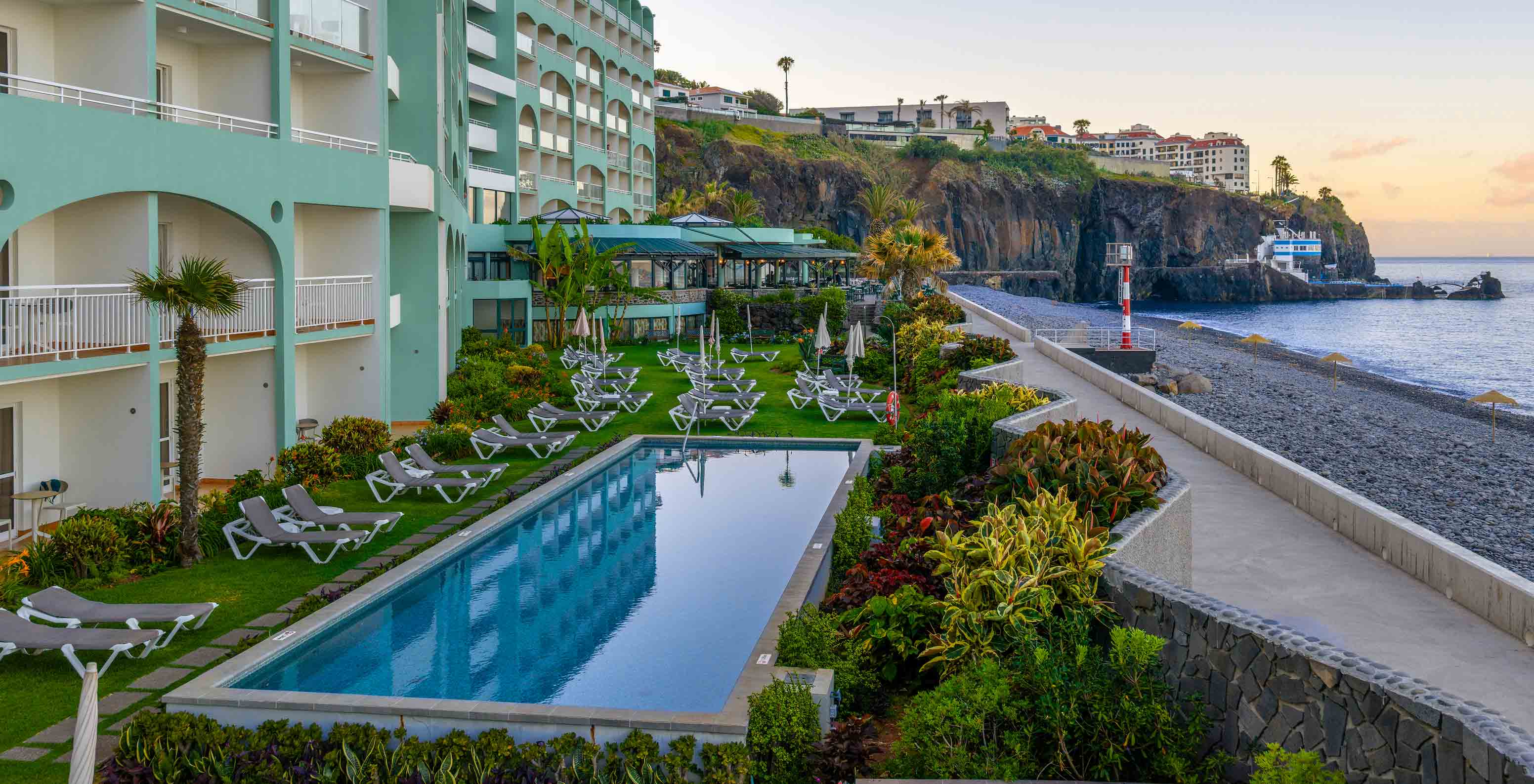 Fachada exterior del Pestana Ocean Bay All Inclusive, un hotel de 5 estrellas en Funchal, Madeira, con piscina