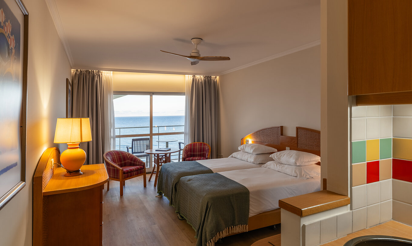 El Superior Sea View del Pestana Ocean Bay All Inclusive tiene una cama doble, dos sillones y balcón con vistas al mar