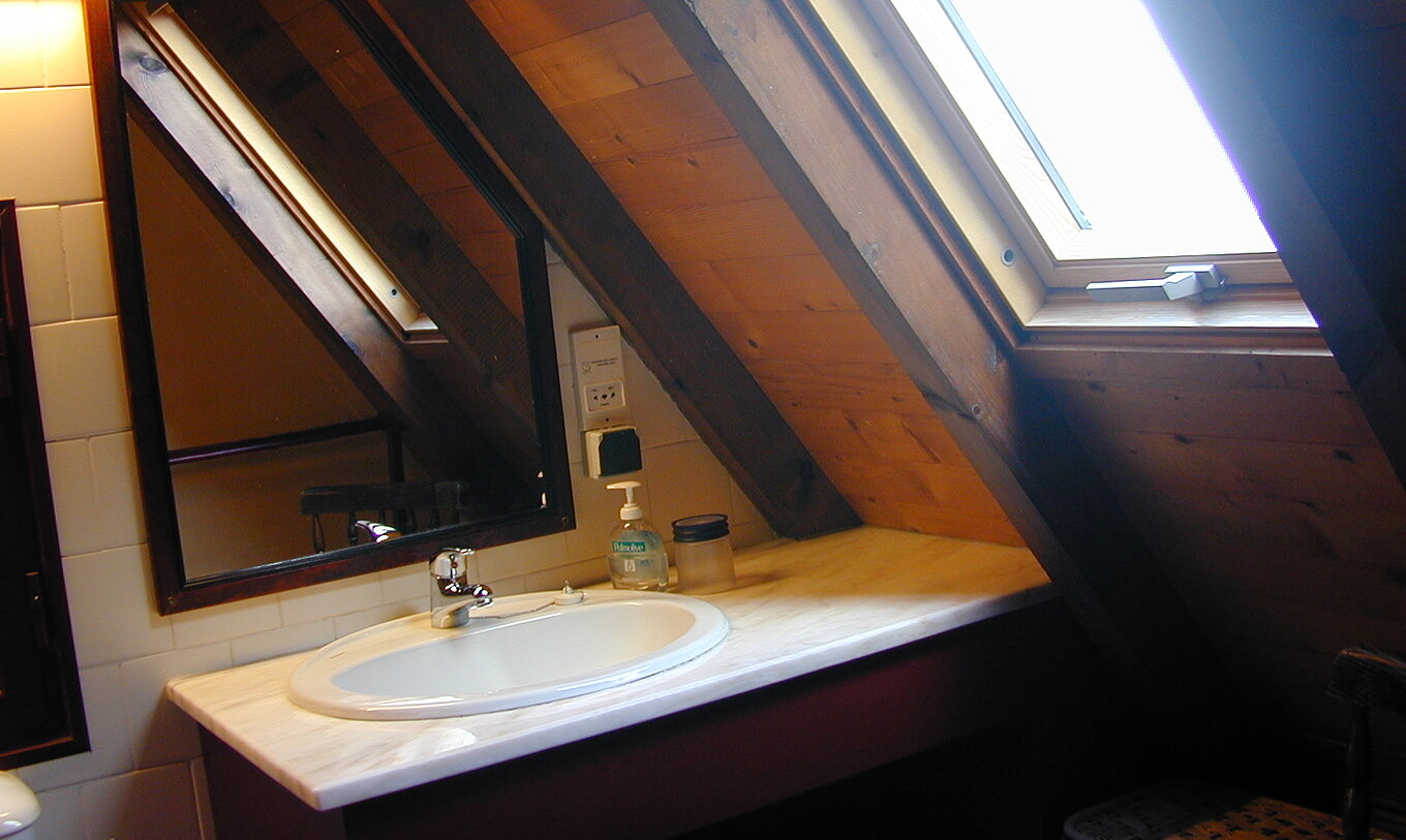 Las Villas Duplex del Pestana Quinta do Arco tienen baño con lavabo y ventana inclinada, con espejo y techo de madera