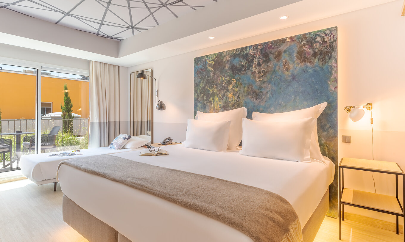 El cuarto Superior del Pestana Douro Riverside cuenta con una cama de matrimonio y una cama pequeña, mesa de noche y terraza