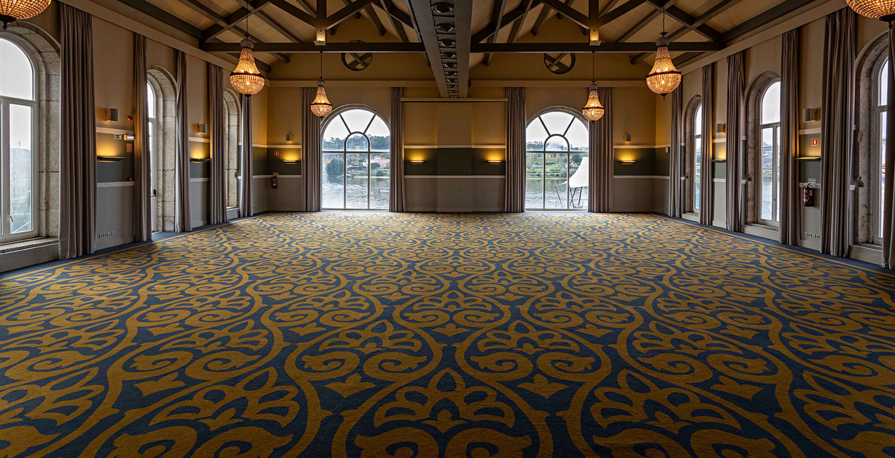 Sala de eventos Douro con espacio amplio y grandes ventanas en el Pestana Palácio do Freixo Hotel Histórico junto al Duero