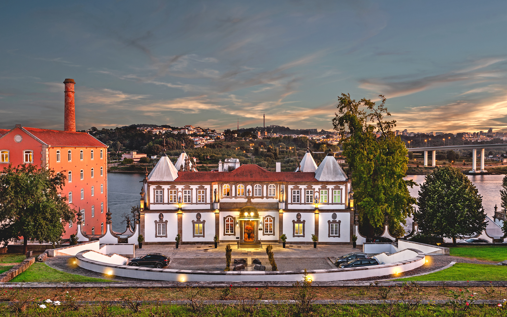 Vista del edificio con el río Douro detrás, de Pestana Palácio do Freixo, hotel de 5 estrellas en Porto, monumento nacional