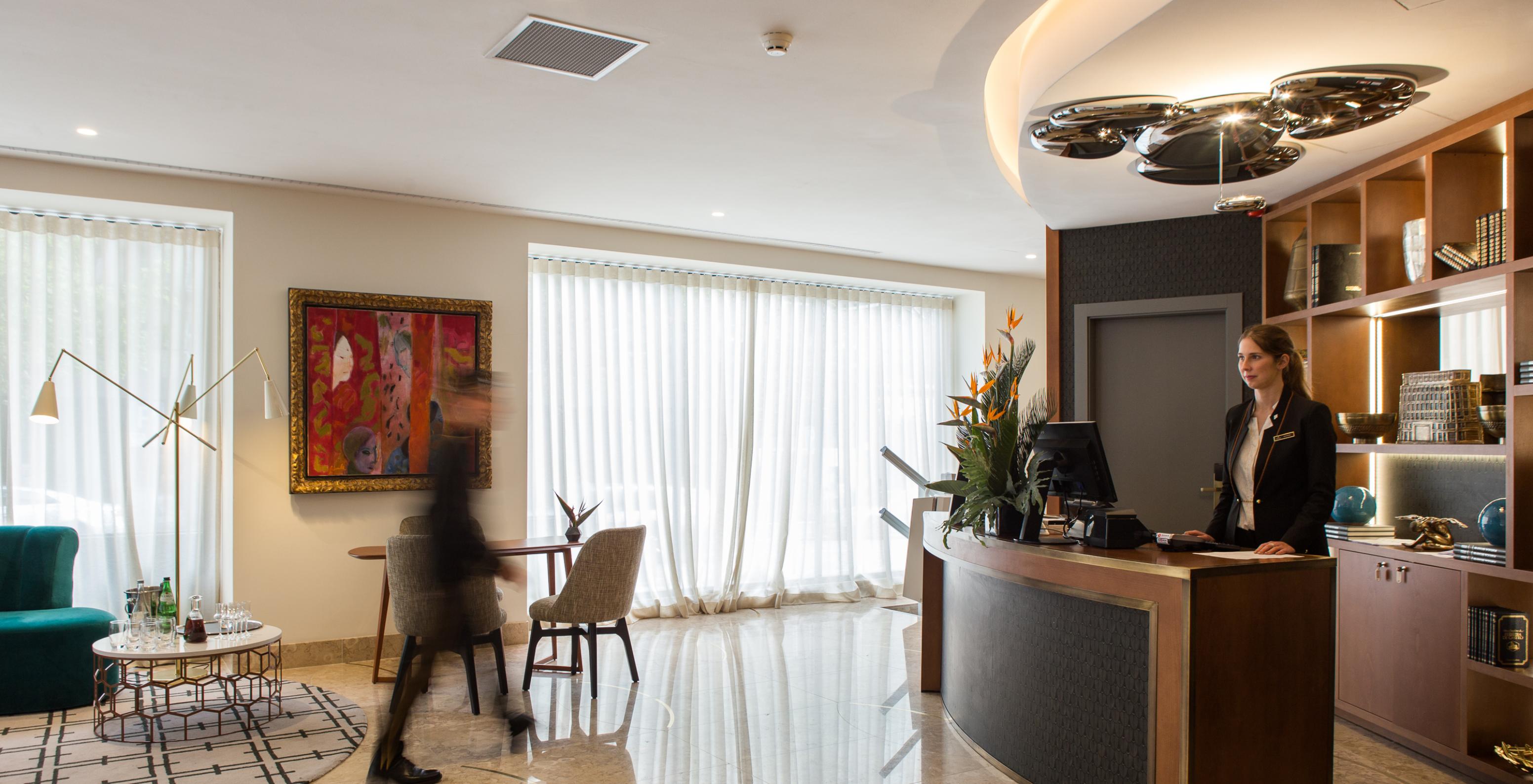 El Pestana Porto - A Brasileira, el hotel 5 estrellas en la ciudad de Oporto, tiene una recepción disponible 24 horas