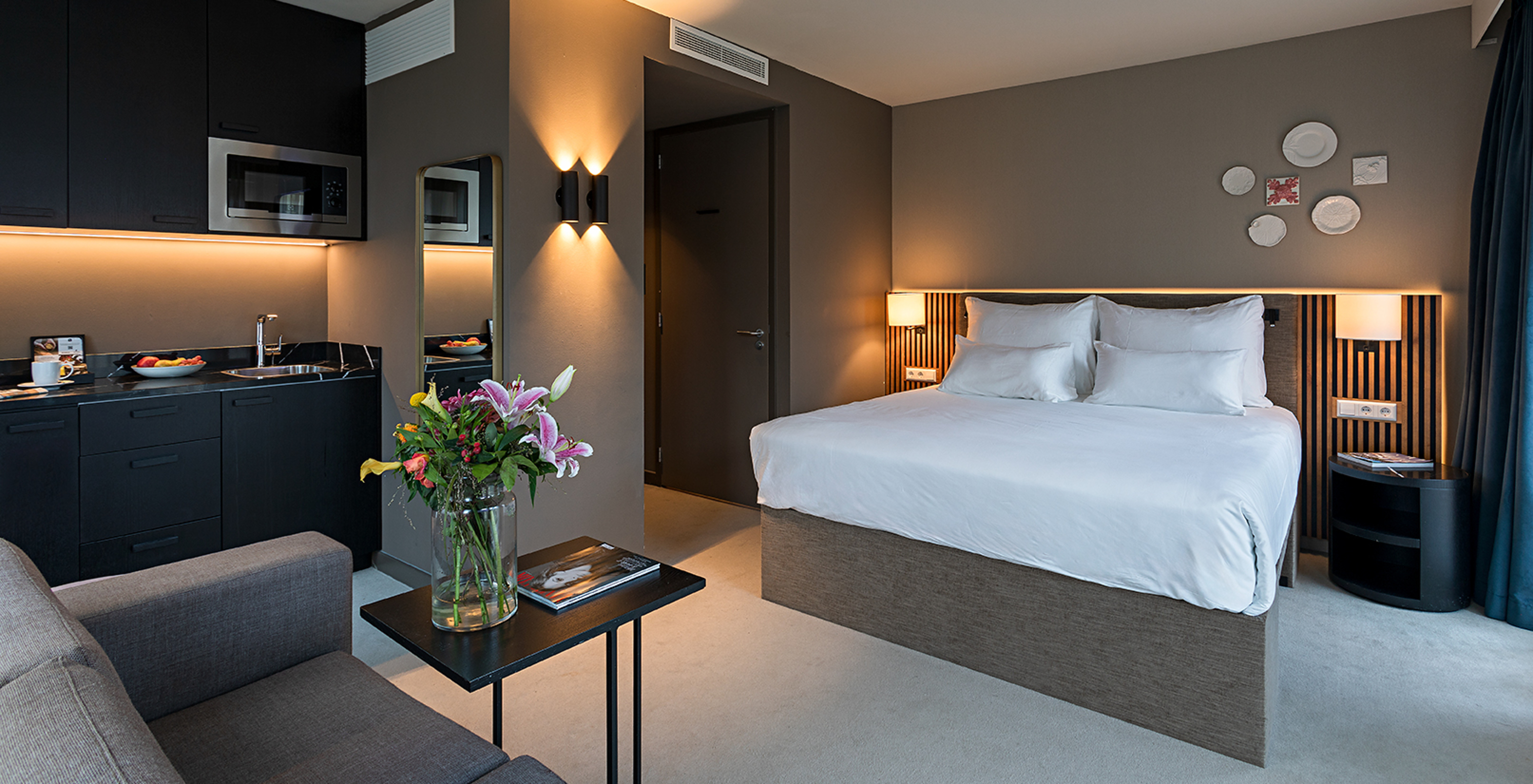 El Estudio Clásico del Pestana Amsterdam Riverside tiene una cama doble, mesa de centro, y kitchenette con microondas