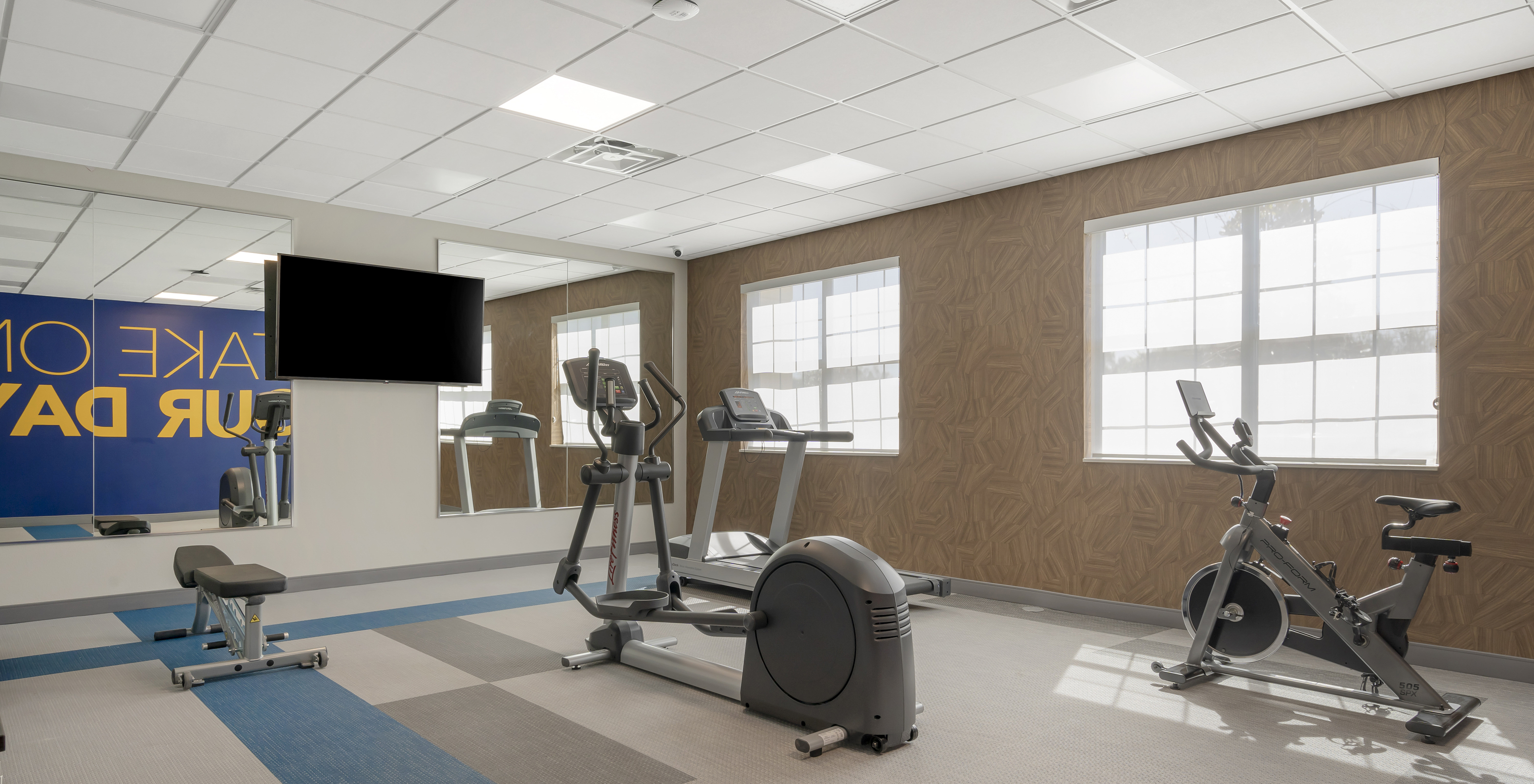 El Pestana Orlando, hotel con piscina cerca de los parques temáticos de Disney, tiene un gimnasio con máquinas y televisión