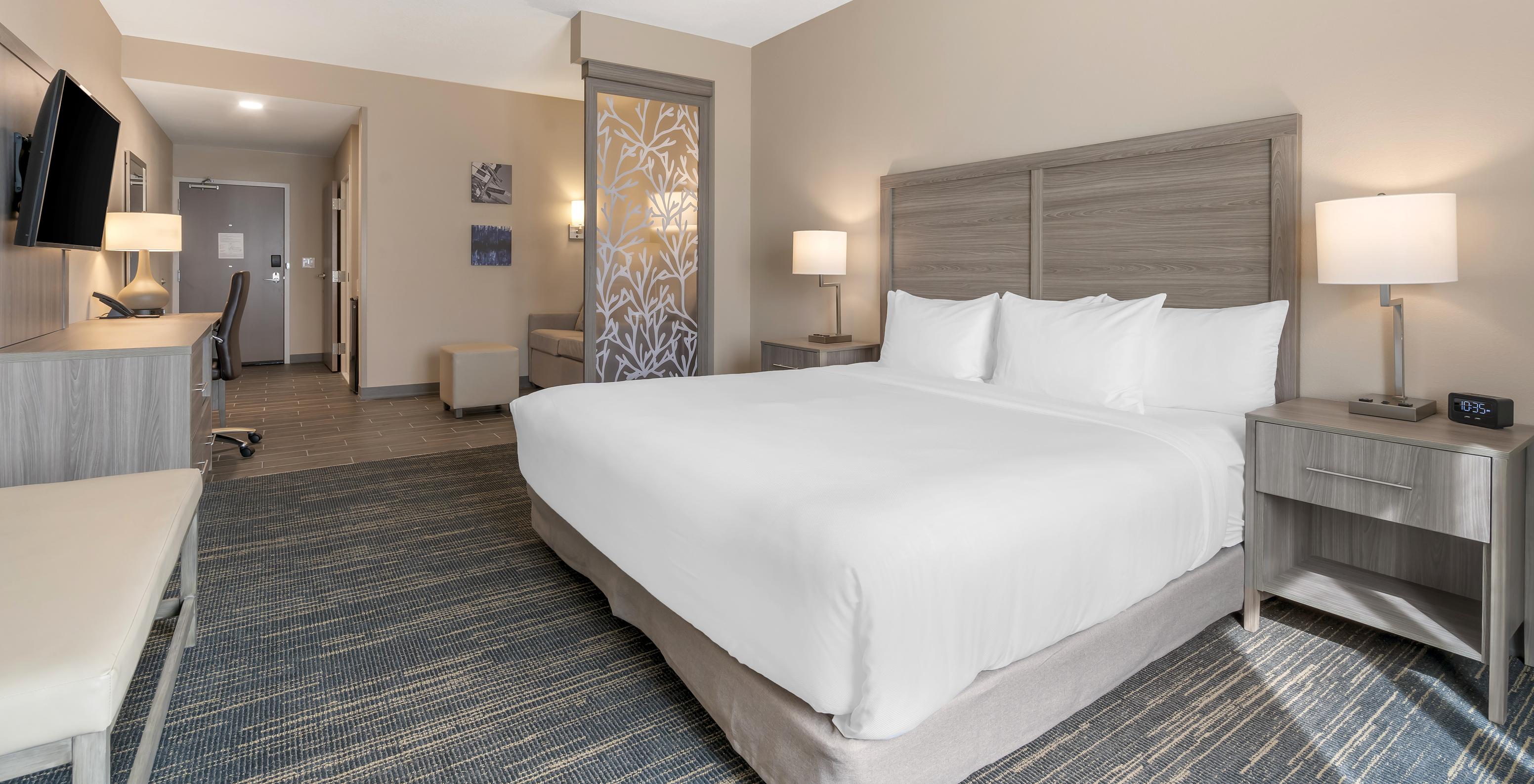 La Suite ADA King del Pestana Orlando Suites Lake Buena Vista cuenta con cama matrimonial, mesa de noche y televisión