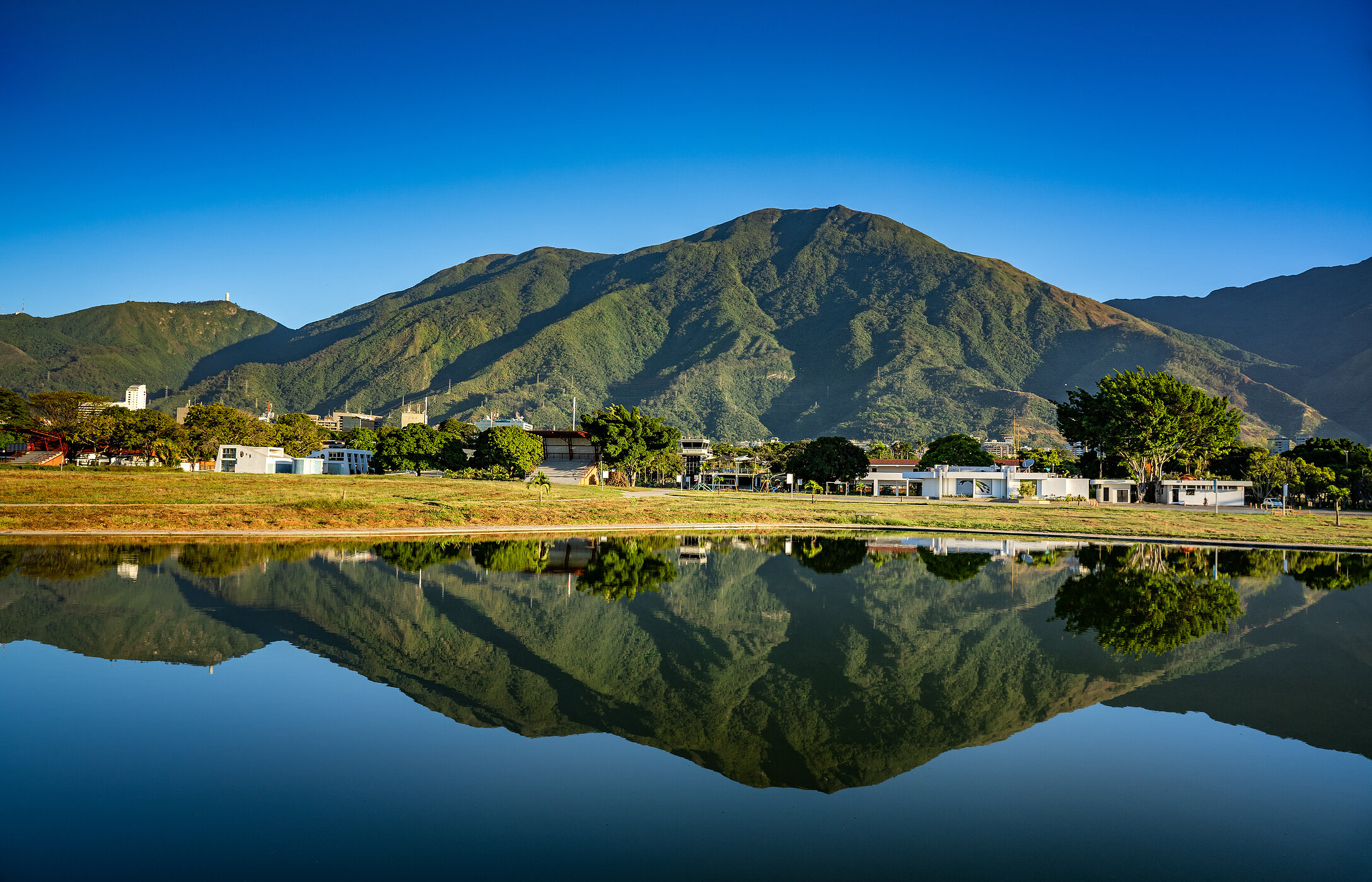 Vista panorámica de una montaña imponente reflejada en las aguas tranquilas de un lago en Caracas