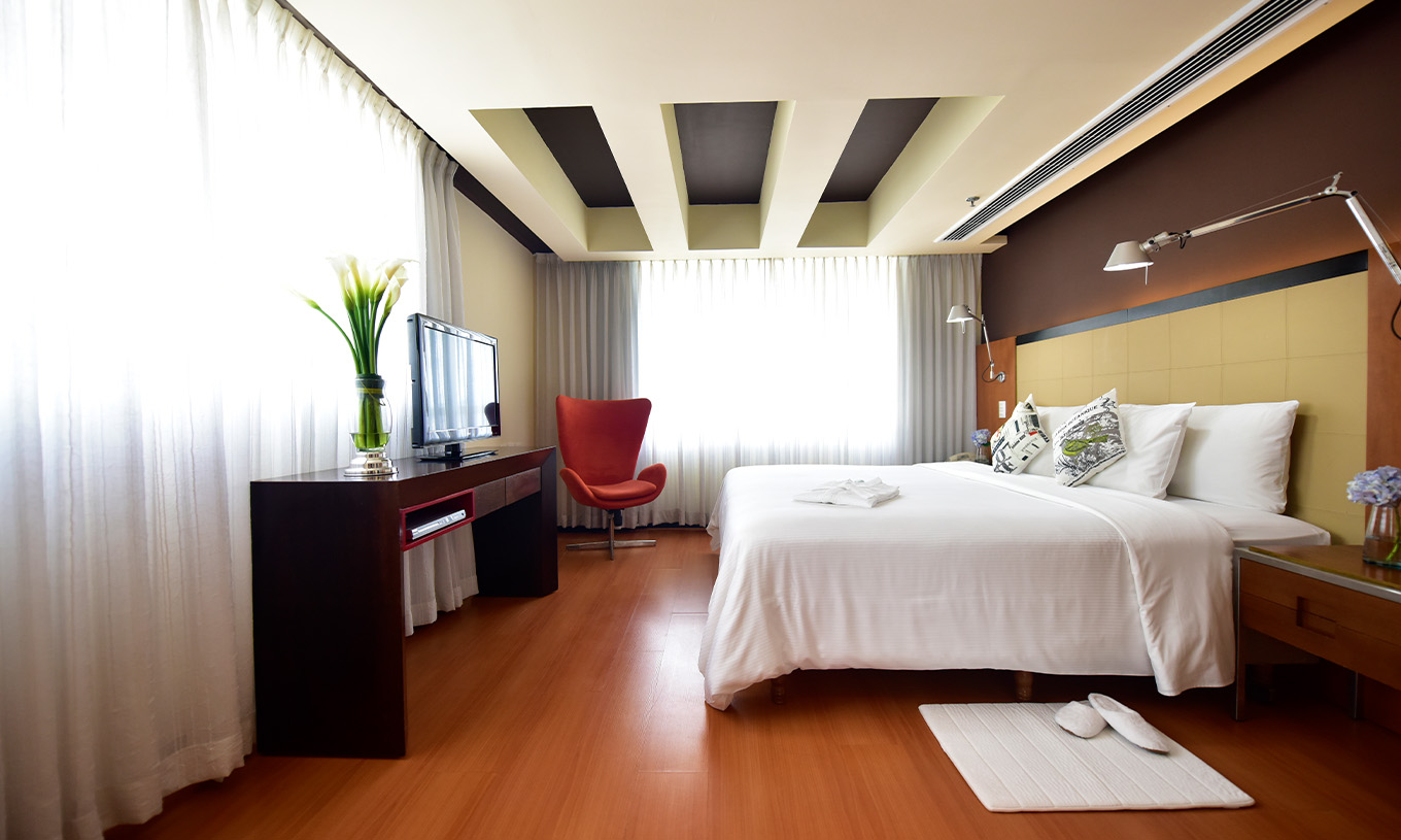 La Suite Presidencial del Pestana Caracas tiene cama de matrimonio, dos mesitas y televisión frente a la cama