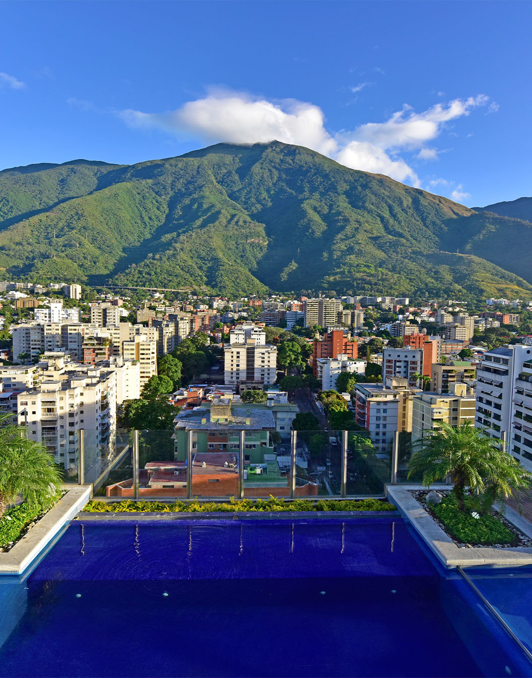 Vista panorámica de Pestana Caracas, un hotel en Caracas, cerca de la zona financiera, con piscina y edificios alrededor