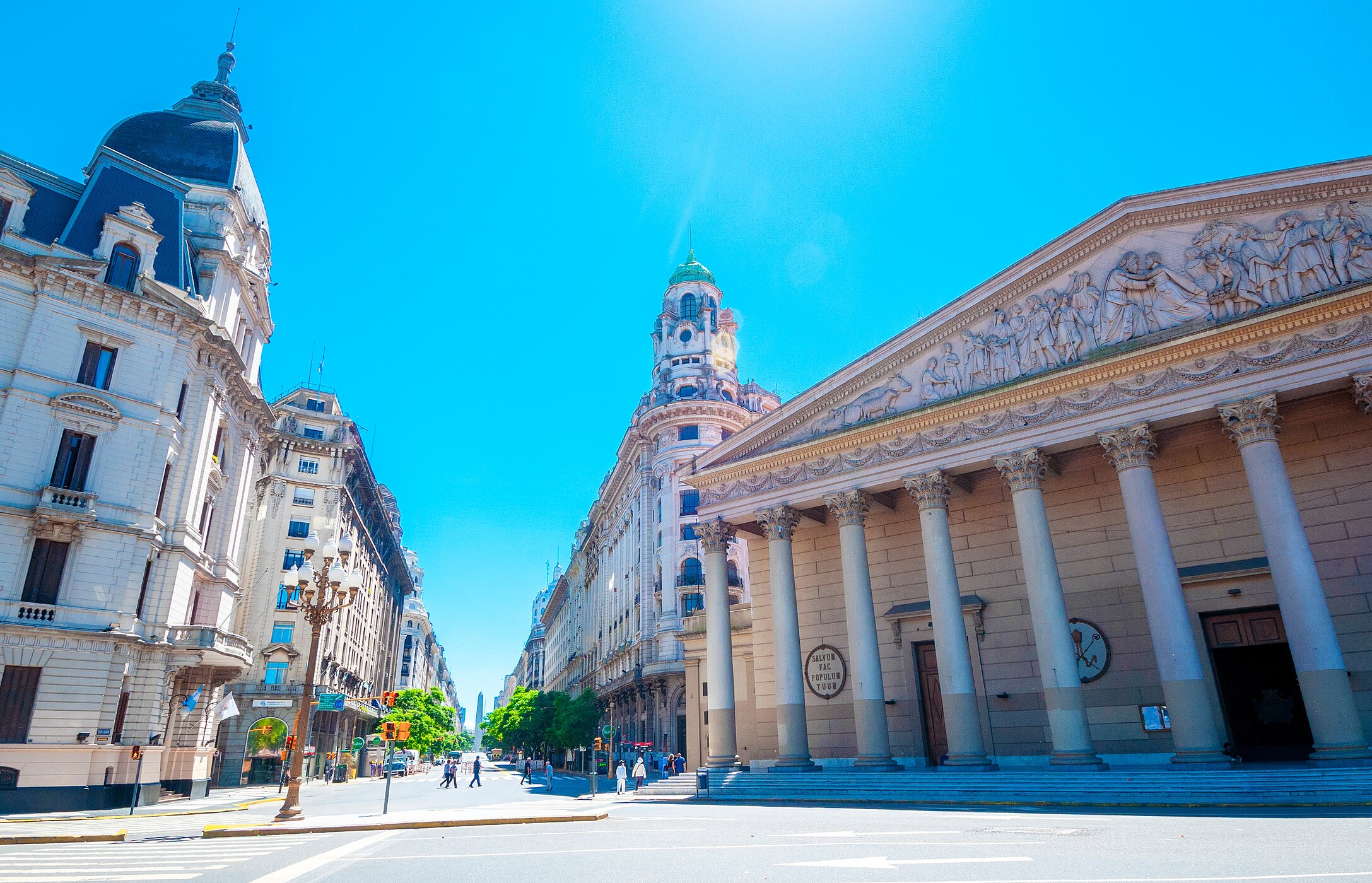 Façade de l'imposante Cathédrale Métropolitaine de Buenos Aires, située sur une rue de la ville avec des gens se promenant en arrière-plan