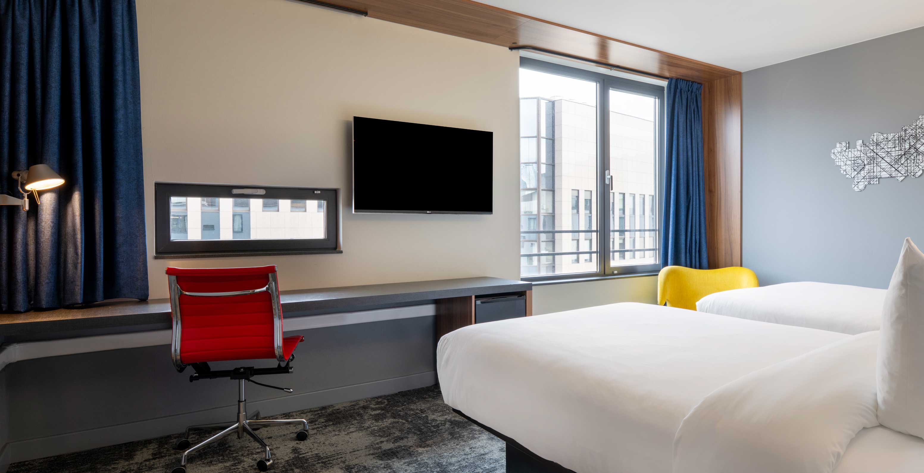 Le Standard Twin du Pestana Brussels Schuman dispose de deux lits simples, de deux fenêtres et d'une télévision murale