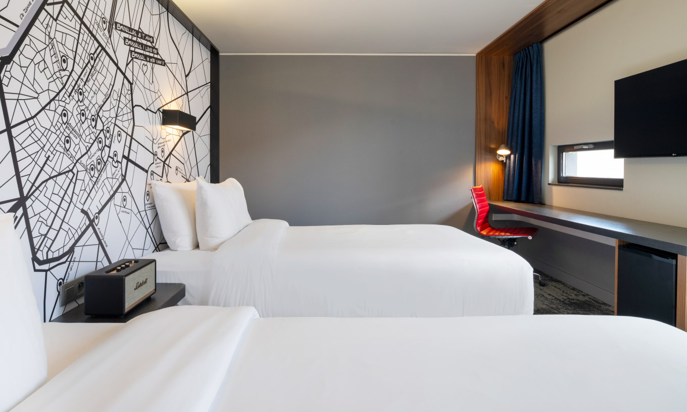 Le Superior Twin du Pestana Brussels Schuman dispose de deux lits simples, d'une télévision murale et d'un bureau