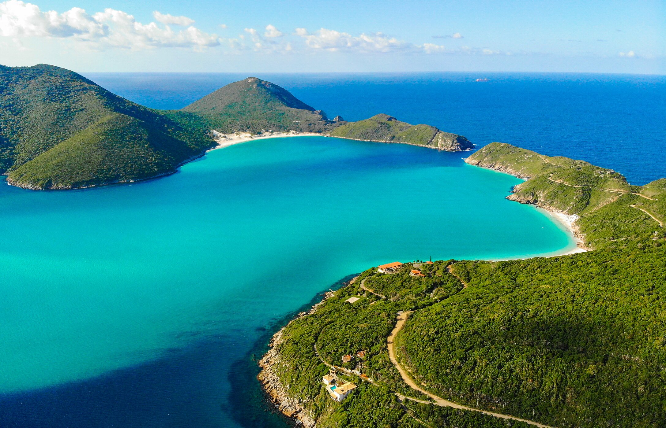 Vue aérienne de la plage du Cabo, avec des eaux cristallines et entourée de montagnes verdoyantes, à Rio de Janeiro, Brésil