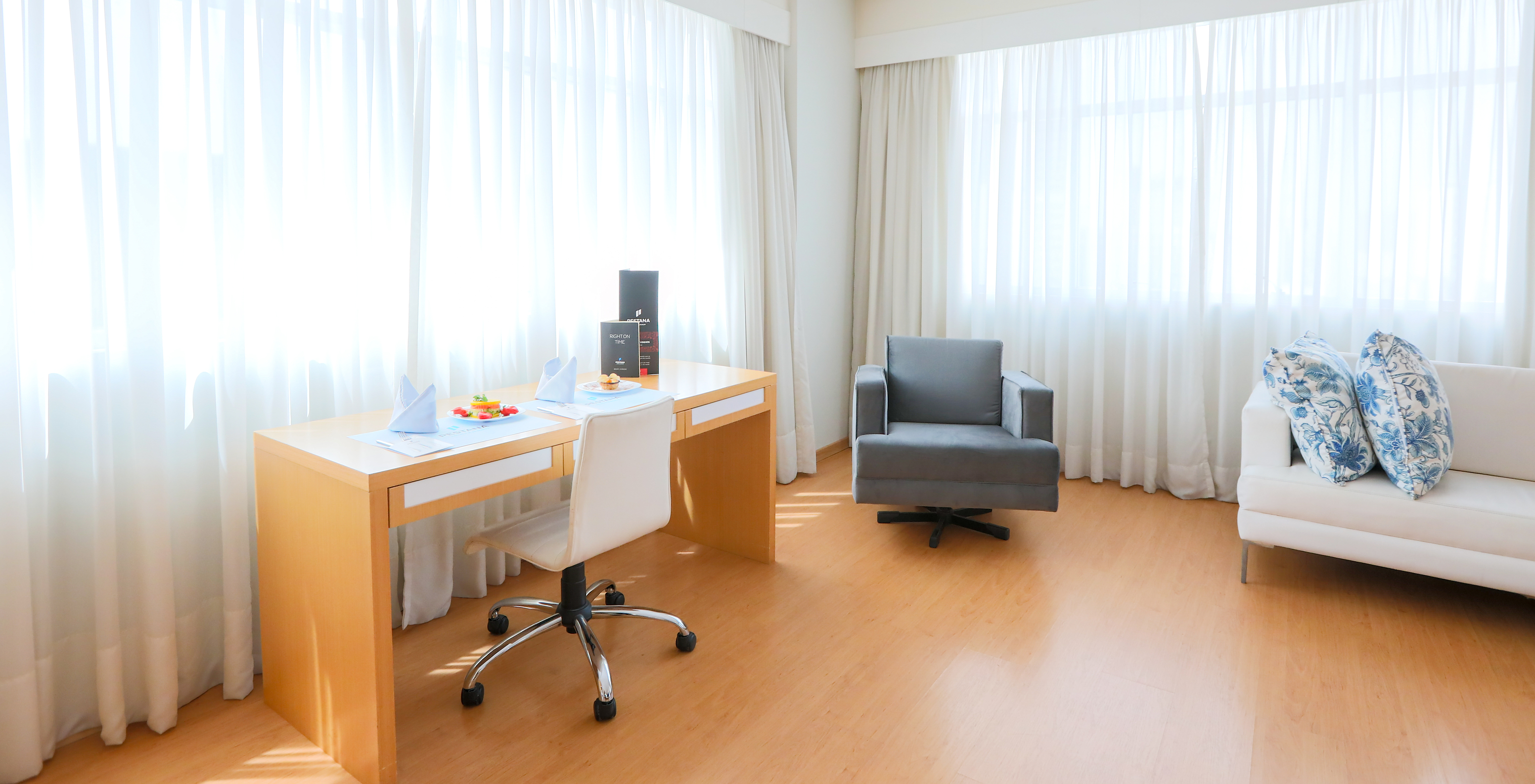 Le Queen Luxe Corner du Pestana Curitiba a des canapés et un bureau près de fenêtres laissant entrer beaucoup de lumière