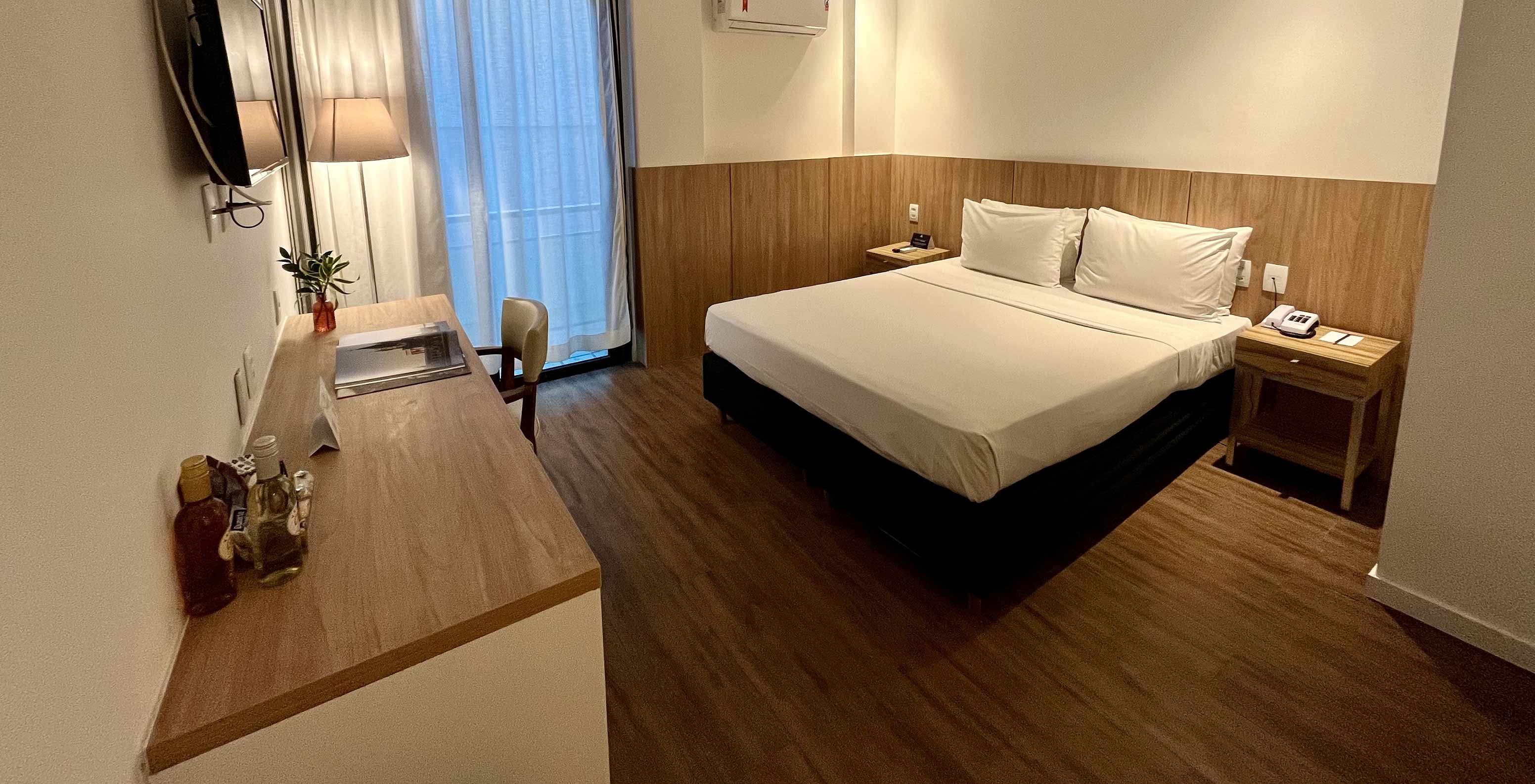 La Chambre Semi-Adaptée du Pestana Rio Atlântica a un lit double, un bureau et une chaise