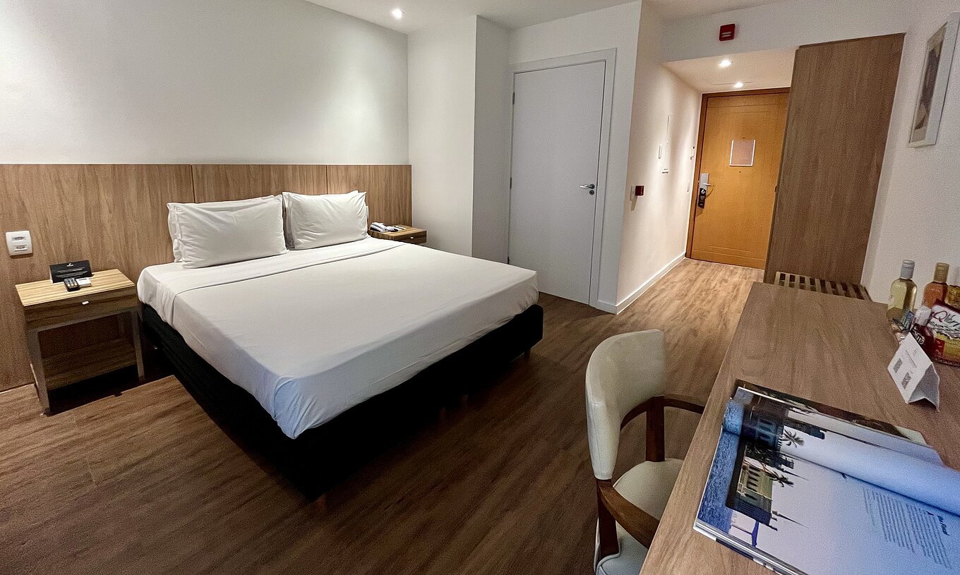 La Chambre Semi-Adaptée du Pestana Rio Atlântica a un lit double, un bureau et une chaise