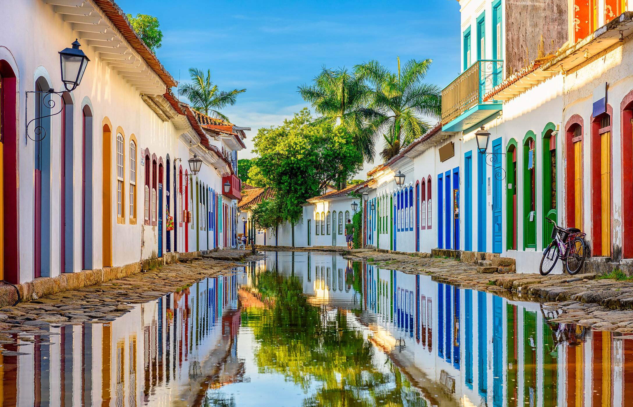 Vue de la rue de Paraty, avec ses maisons colorées, ses rues pavées reflétant la culture de la région