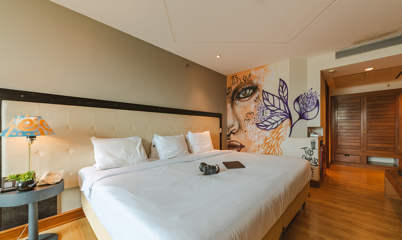 L'Art Room du Pestana São Paulo a un lit triple et des peintures sur le mur et des lampes de l'artiste Tico Canato