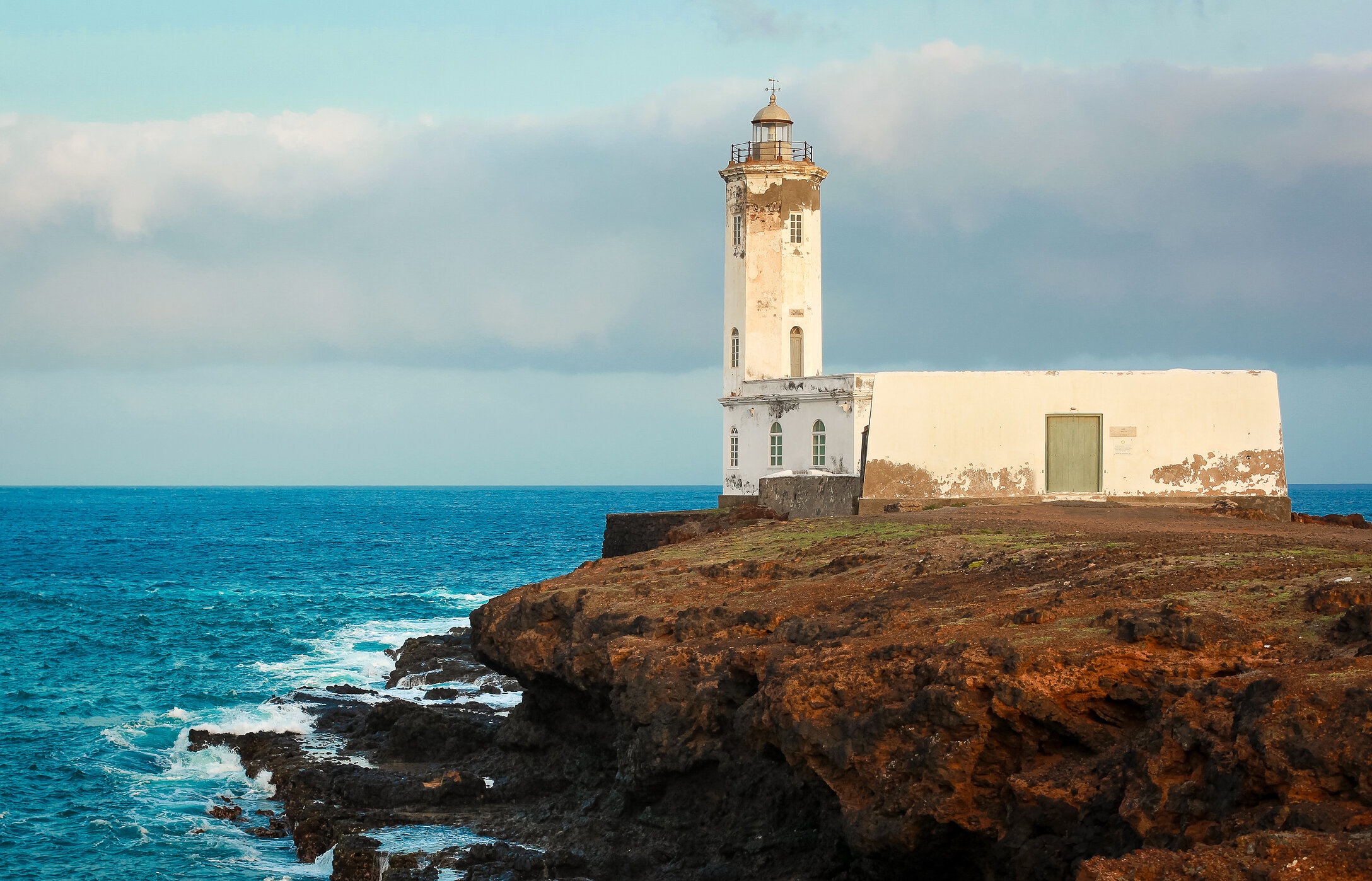 Le Phare Maria Pia au Cap-Vert, situé à Cidade da Praia, est un repère historique qui guide les marins depuis le XIXe siècle