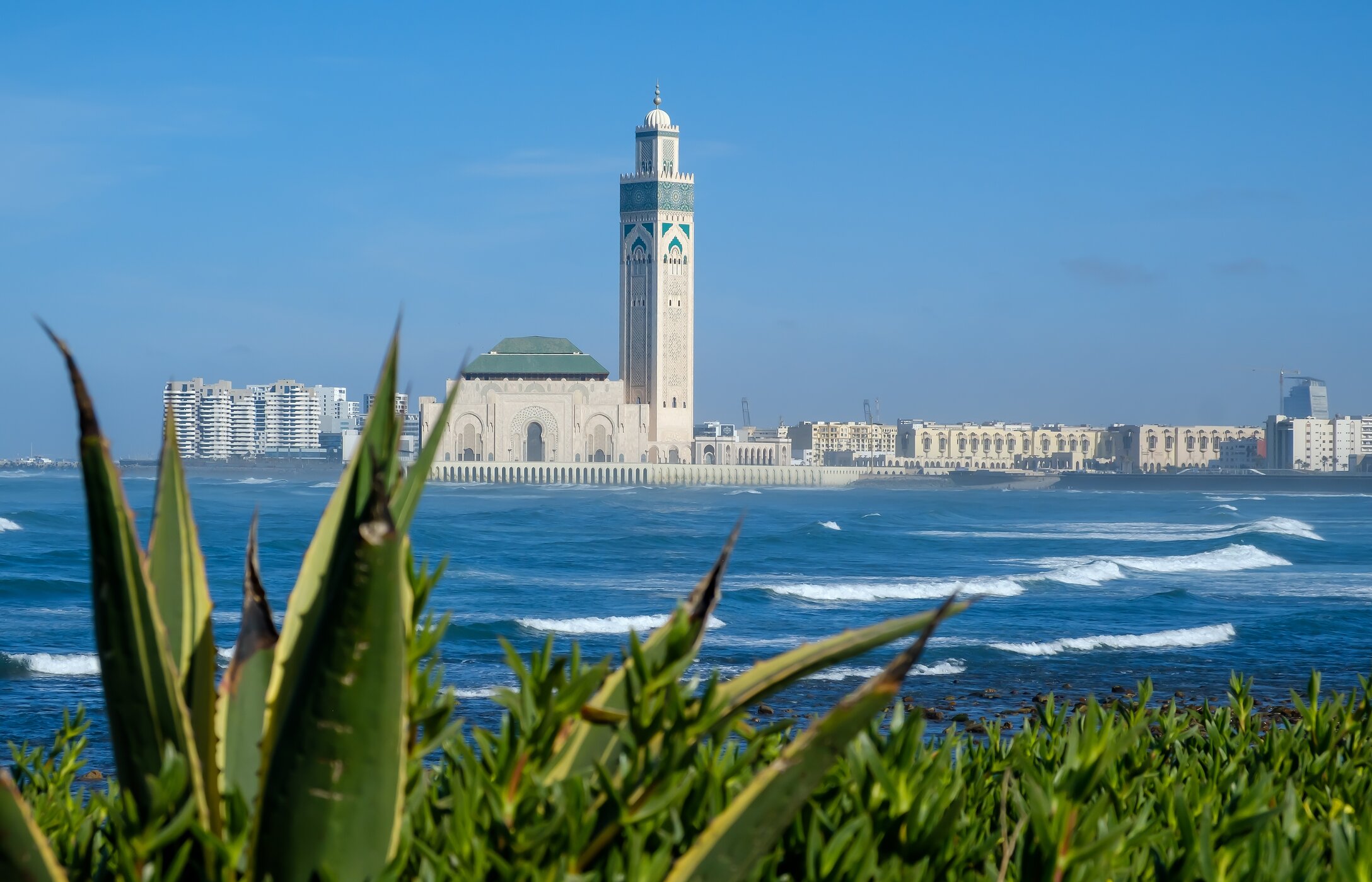 Vue lointaine de la Mosquée Hassan II à Casablanca, près de la plage