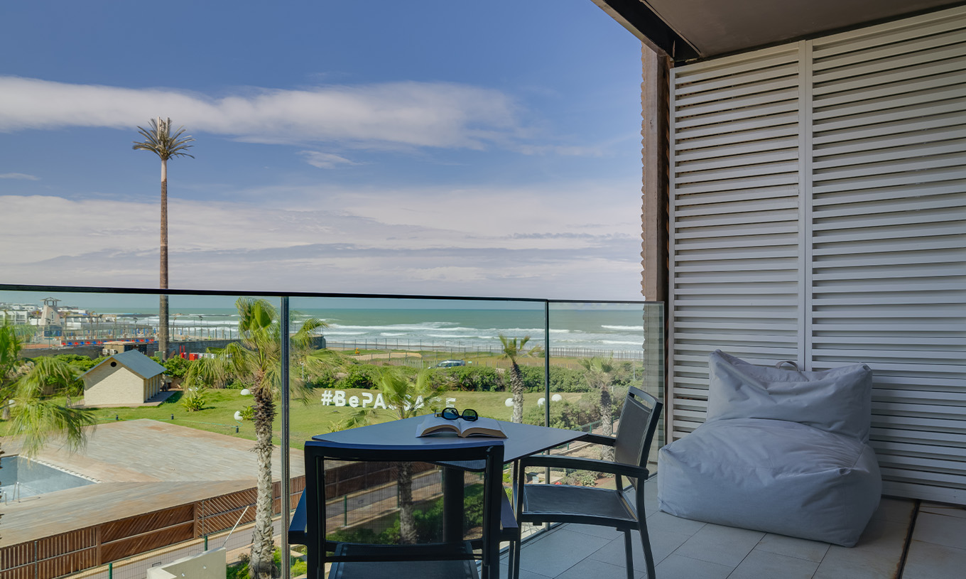 La Suite Premium Supérieure du Pestana Casablanca a une terrasse incroyable avec vue sur la mer avec table et deux chaises