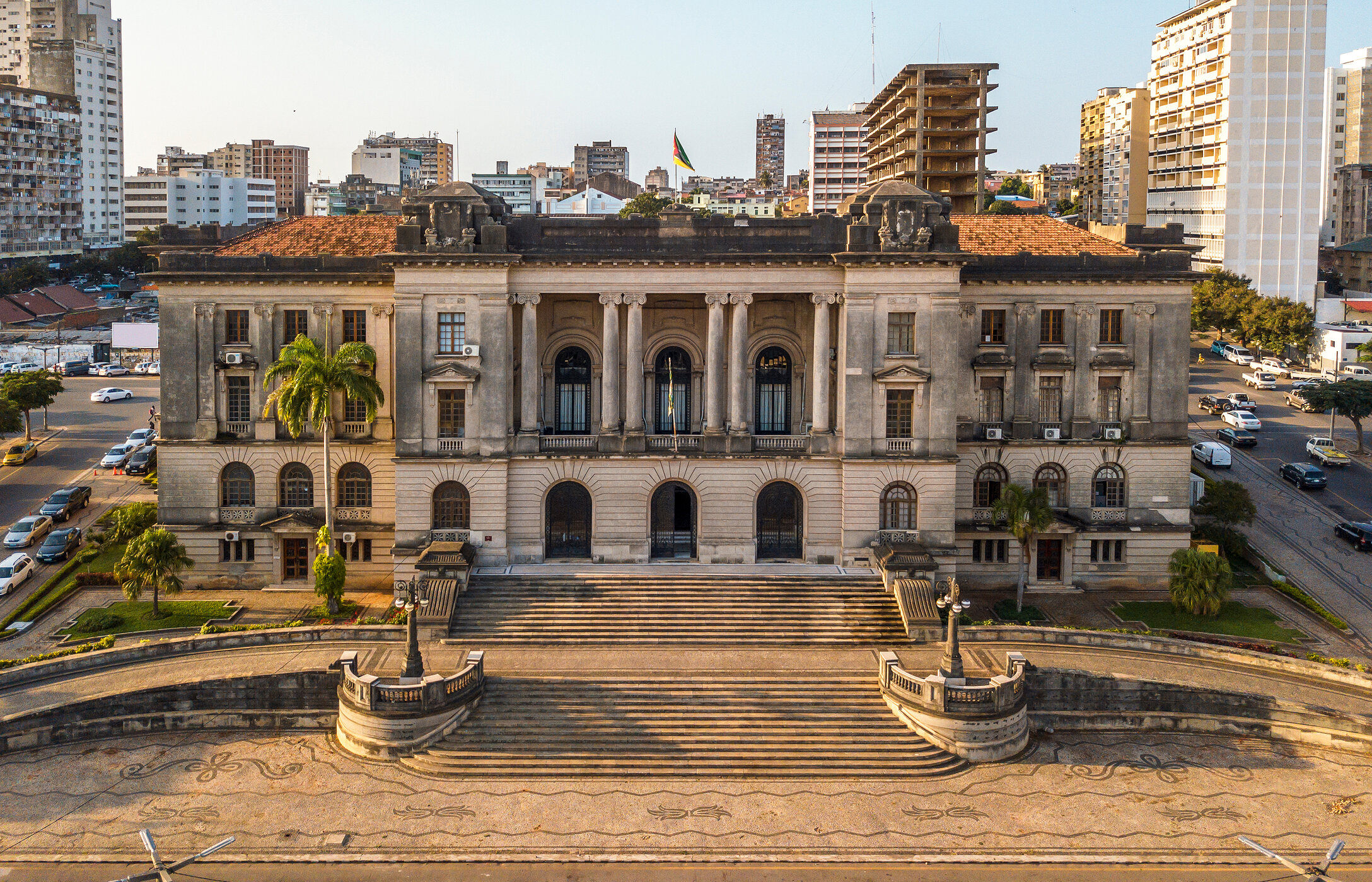 Vue aérienne de l'hôtel de ville de Maputo, avec une architecture néoclassique, entouré de rues animées
