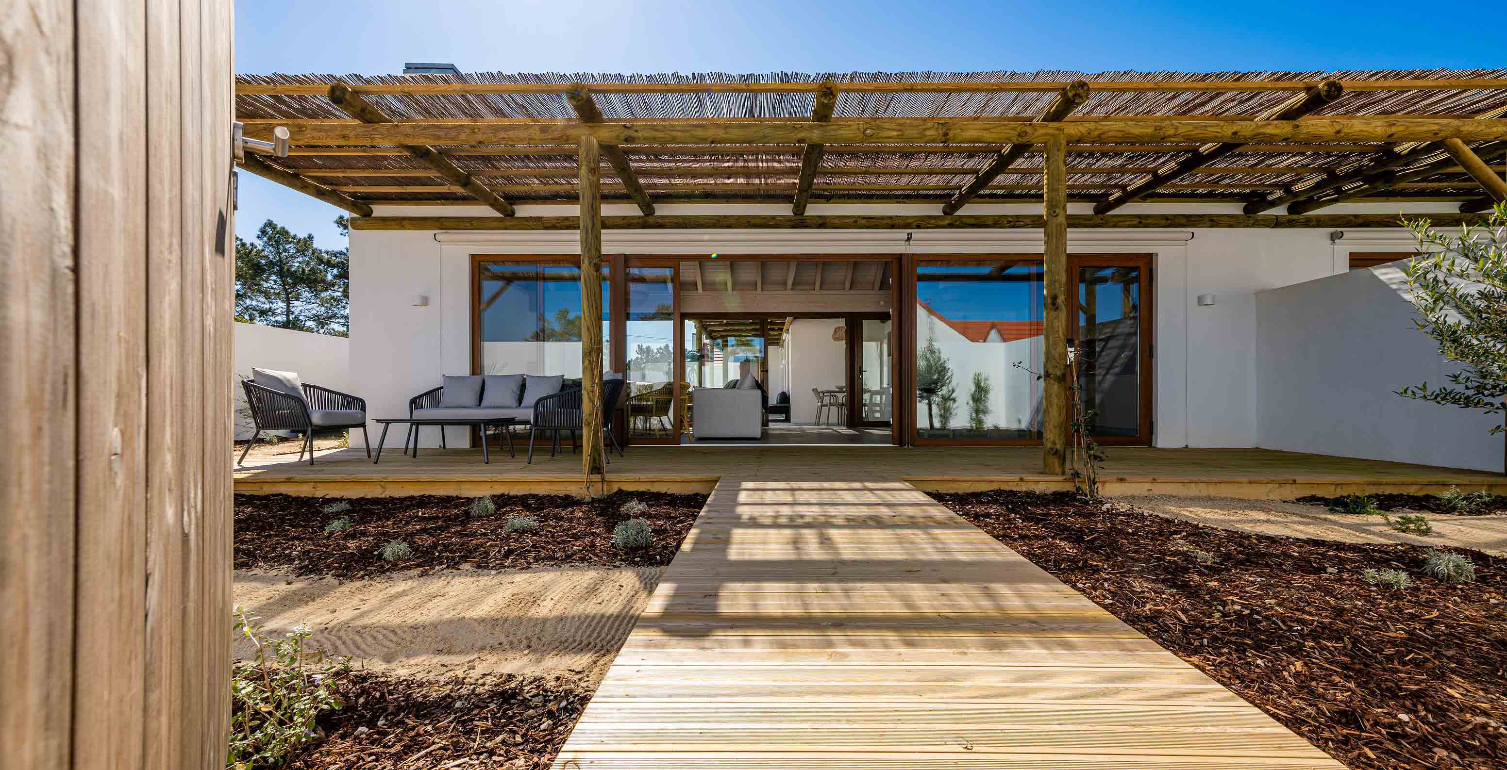 La Premium Villa du Pestana Comporta Village Residences dispose d'une entrée avec deck en bois, pergola et jardin
