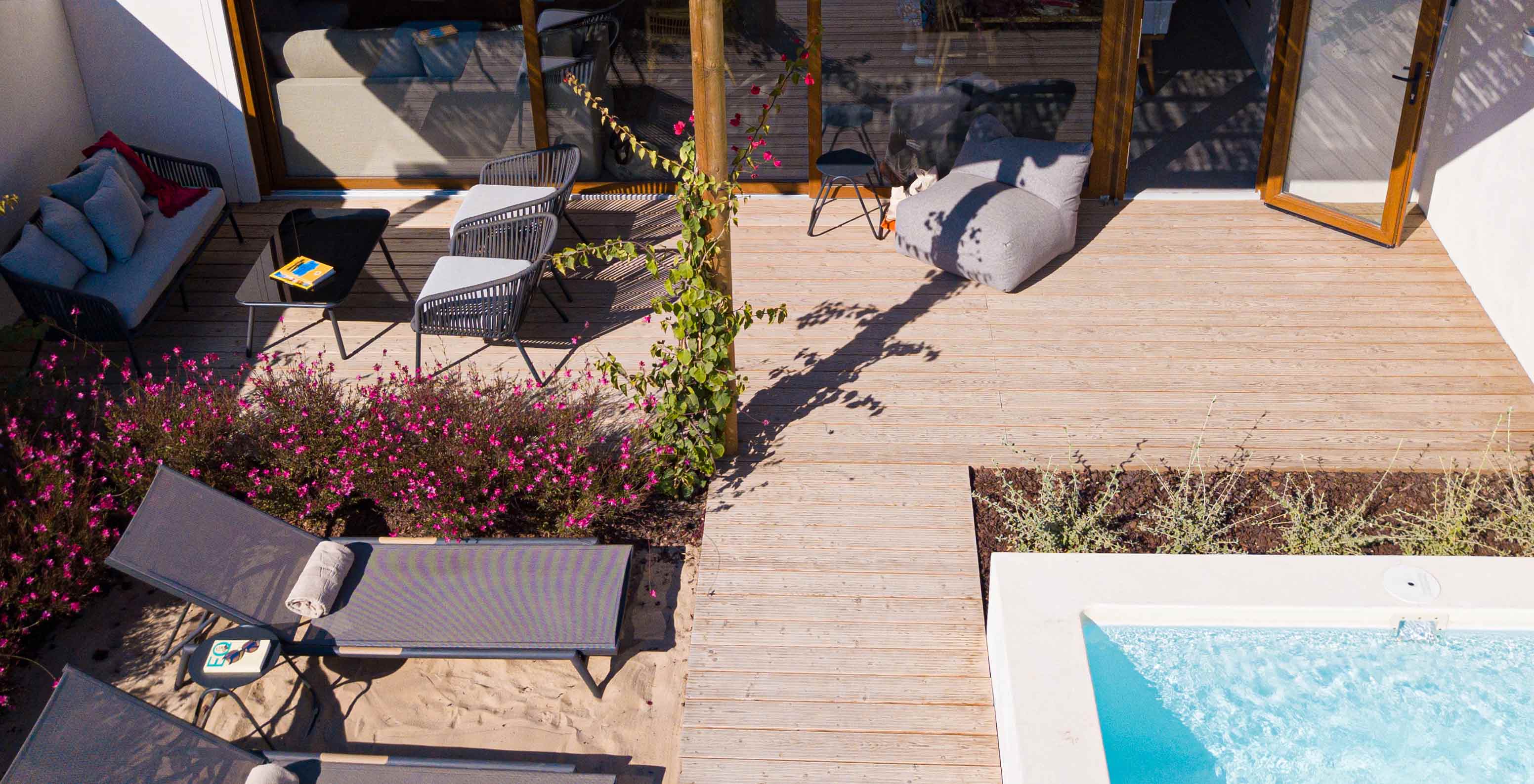 La Standard Green Villa du Pestana Comporta Village Residences dispose d'une terrasse avec piscine et chaises longues 