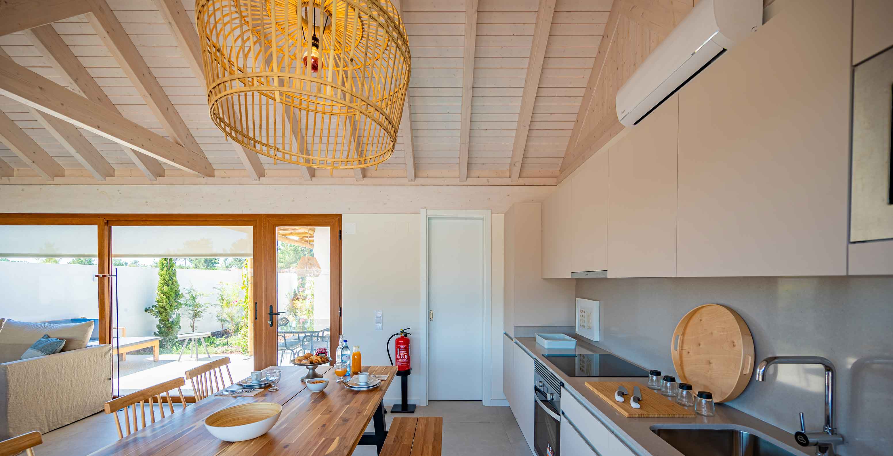 La Standard Villa T2 du Pestana Comporta Village Residences dispose d'une cuisine moderne avec une table en bois et un four