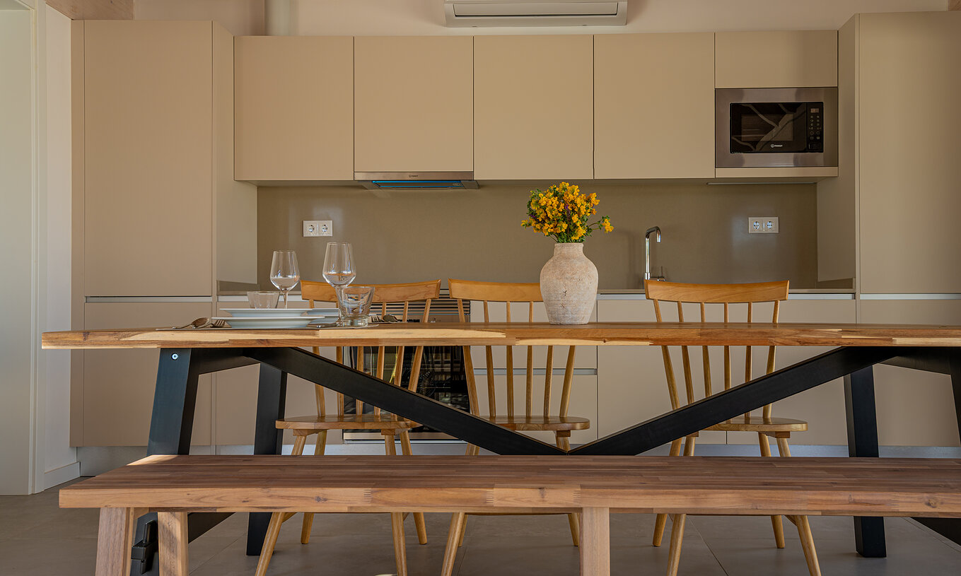 La Premium Villa du Pestana Comporta Village Residences dispose d'une cuisine moderne avec une table en bois et un four