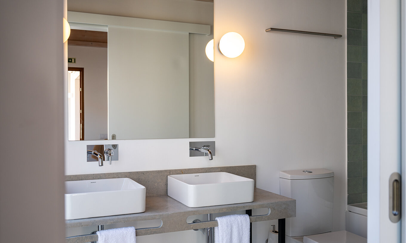 La Superior Green Villa du Pestana Comporta Village Residences dispose d'une salle de bain avec deux lavabos et un miroir