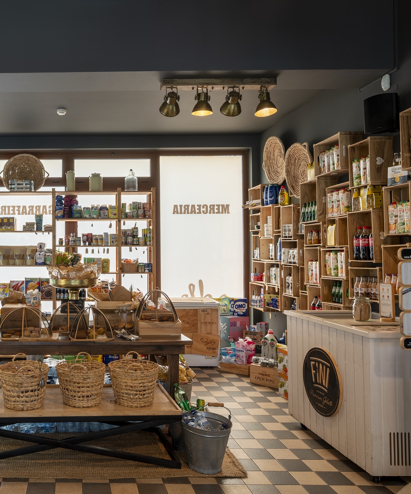 Épicerie au Pestana Tróia Eco Resort avec plusieurs étagères pleines de produits pour ne pas s'inquiéter pendant les vacances