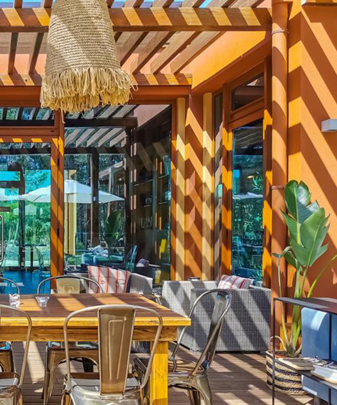 Restaurant Grão de Bico au Pestana Tróia Eco Resort, un espace agréable avec terrasse pour se détendre sur des chaises