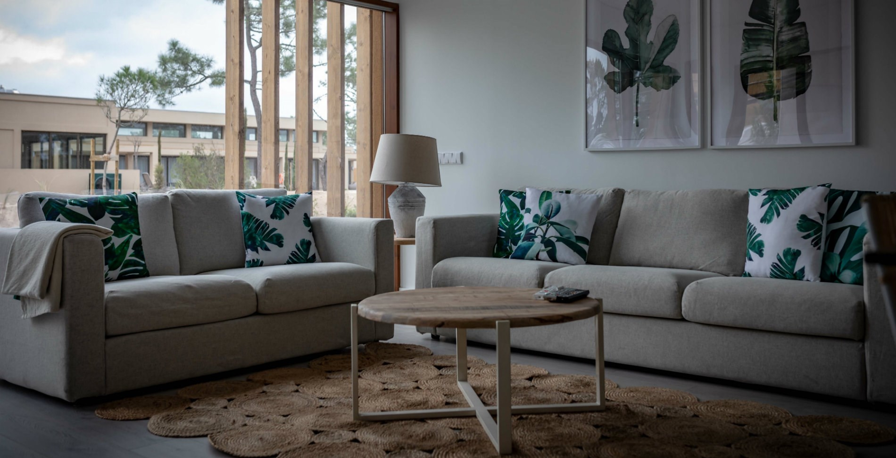 L'appartement Eco Village rez-de-chaussée du Pestana Tróia Eco Resort a une salle avec deux canapés, une table et tableau