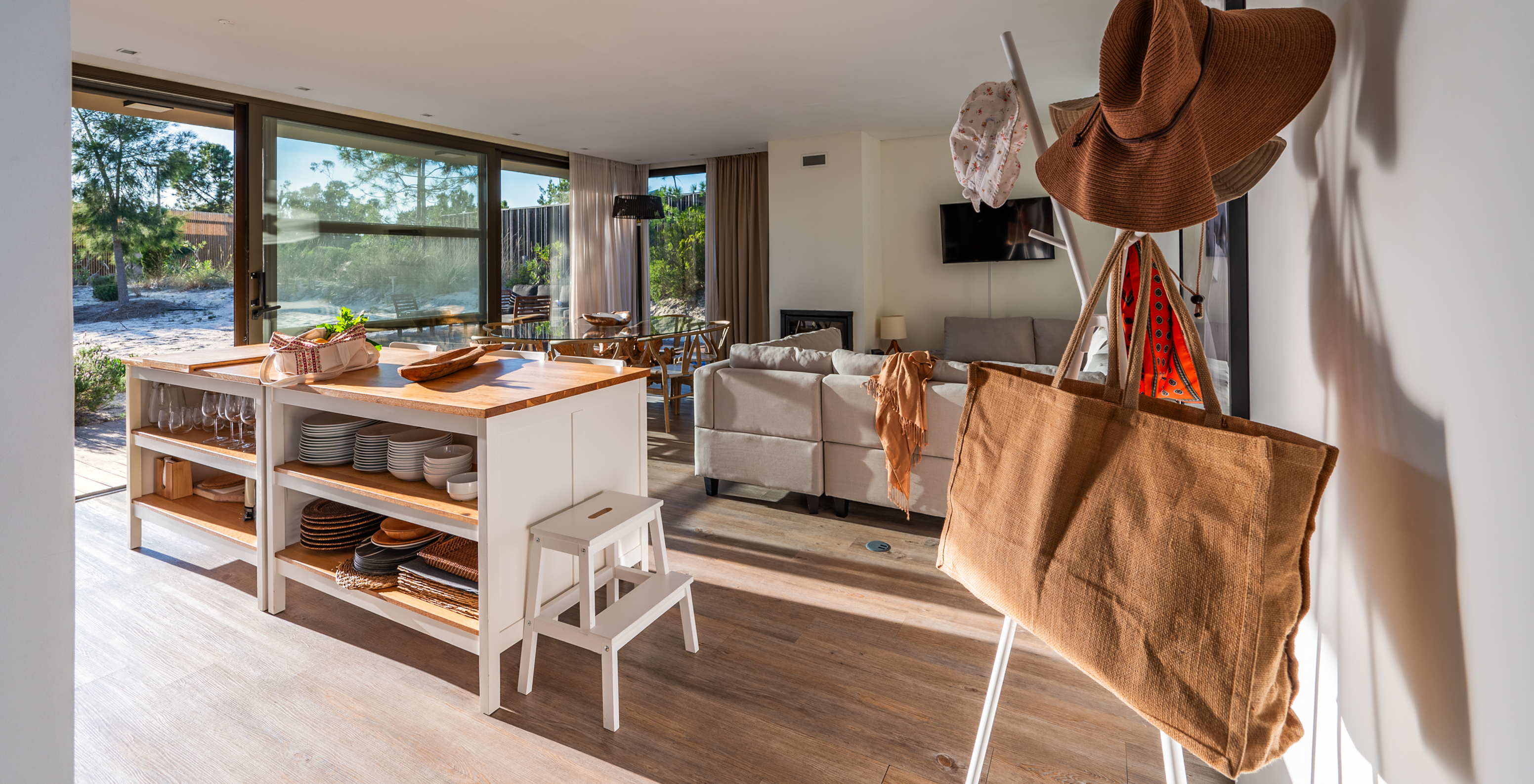 Les Beach Villas avec piscine pour enfants du Pestana Tróia Eco Resort ont une salle combinée à la cuisine et un canapé