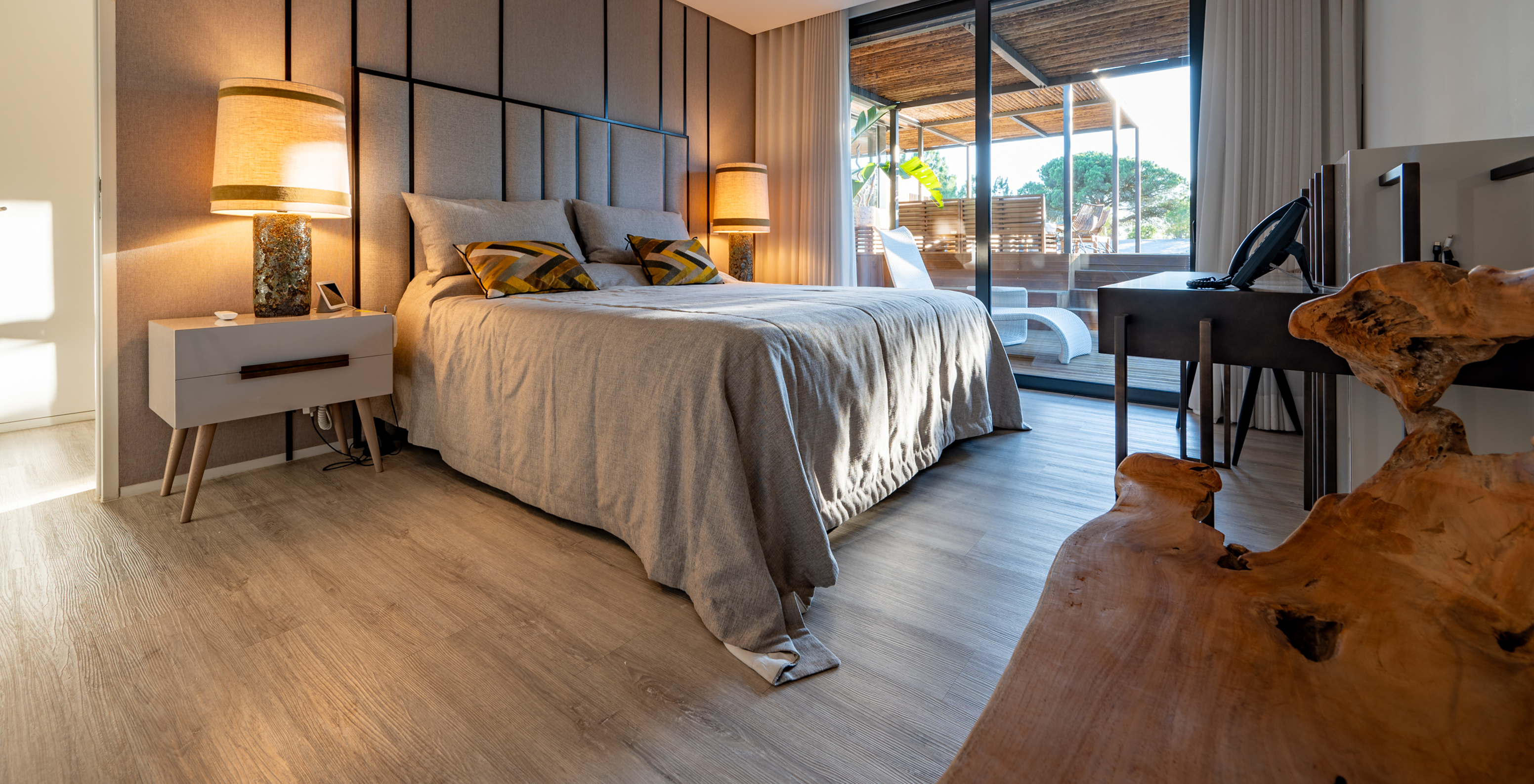 Les Exclusive Villas avec piscine privée du Pestana Tróia Eco Resort ont un lit double avec accès à la terrasse