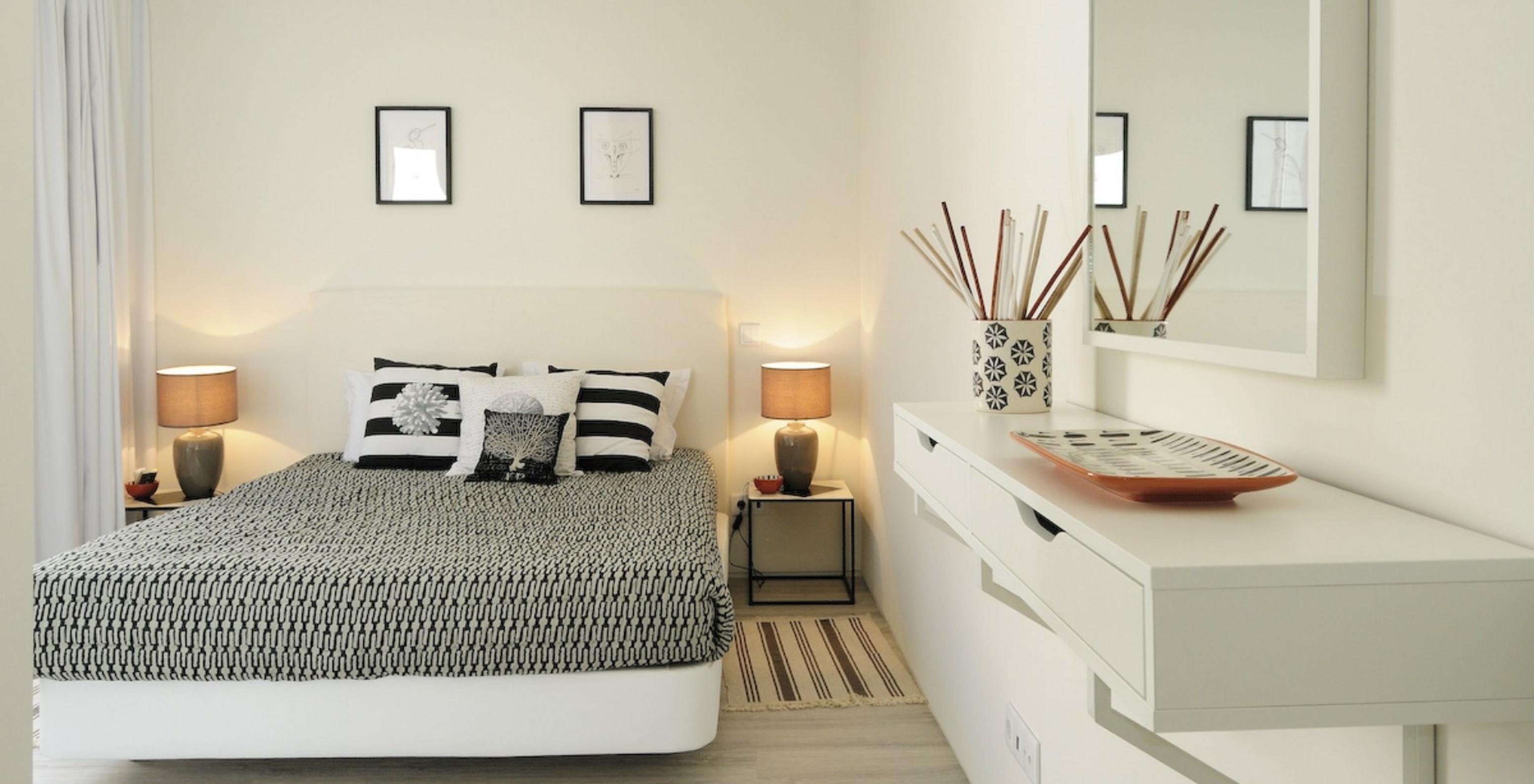 Les villas de 3 chambres du Pestana Tróia Eco Resort ont un lit double avec tables de chevet