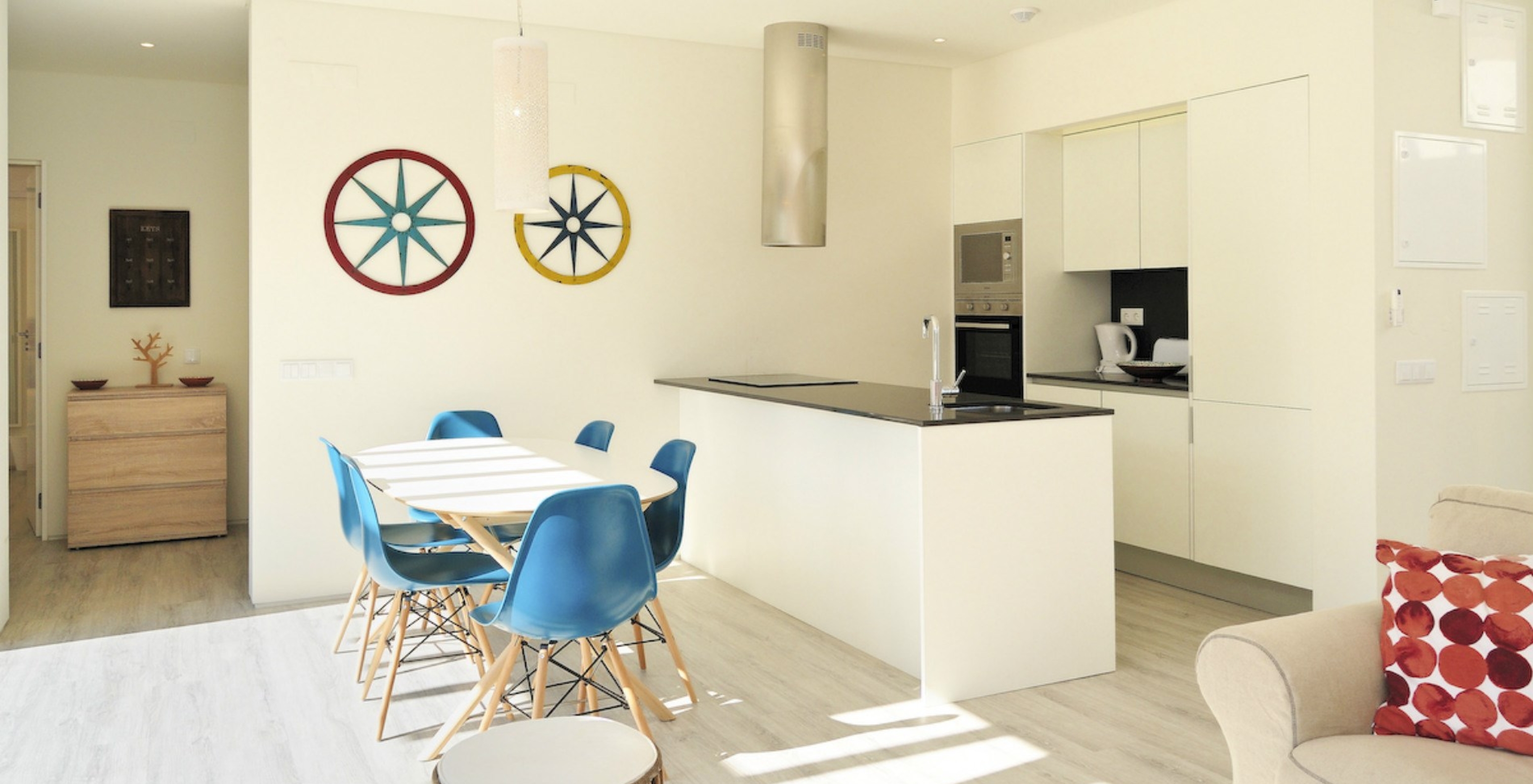 Les villas de 3 chambres du Pestana Tróia Eco Resort ont une cuisine avec plan de travail et une table avec chaises