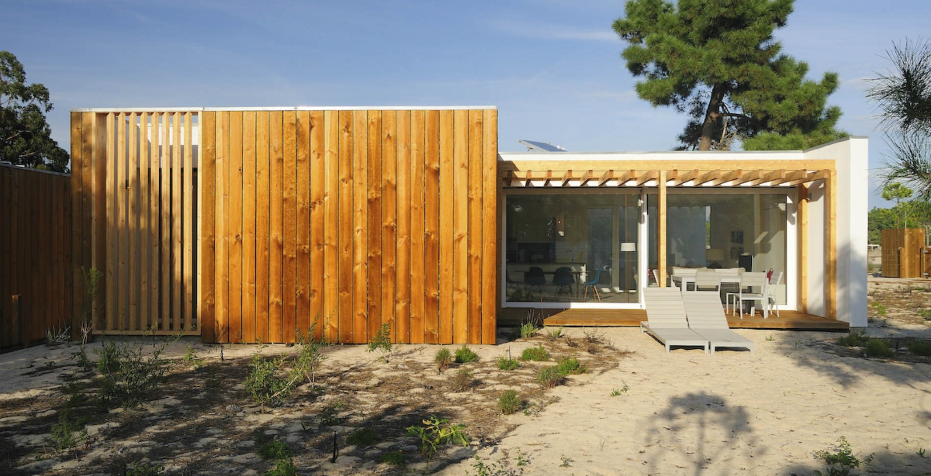 Les villas de 3 chambres du Pestana Tróia Eco Resort ont un extérieur avec deux chaises longues