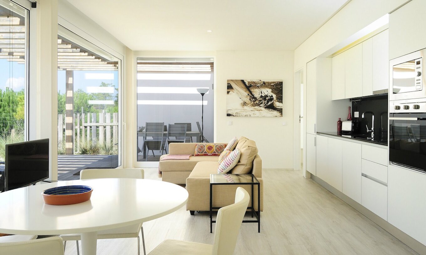 La Green Villa T3 du Pestana Tróia Eco Resort a une salle combinée à la cuisine, canapé et table à manger