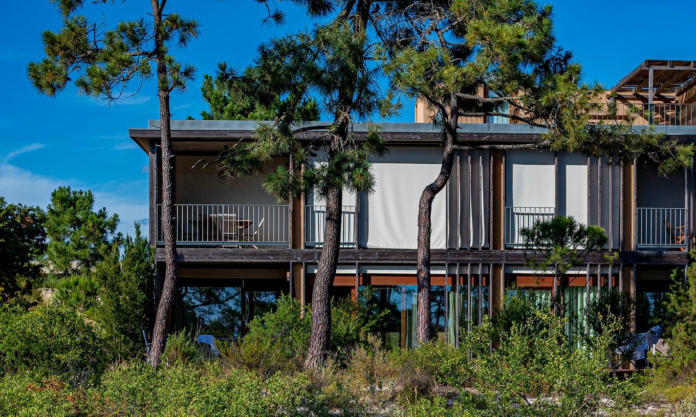 L'appartement Eco Village supérieur 1er étage Vues Premium du Pestana Tróia Eco Resort a des arbres autour de la villa