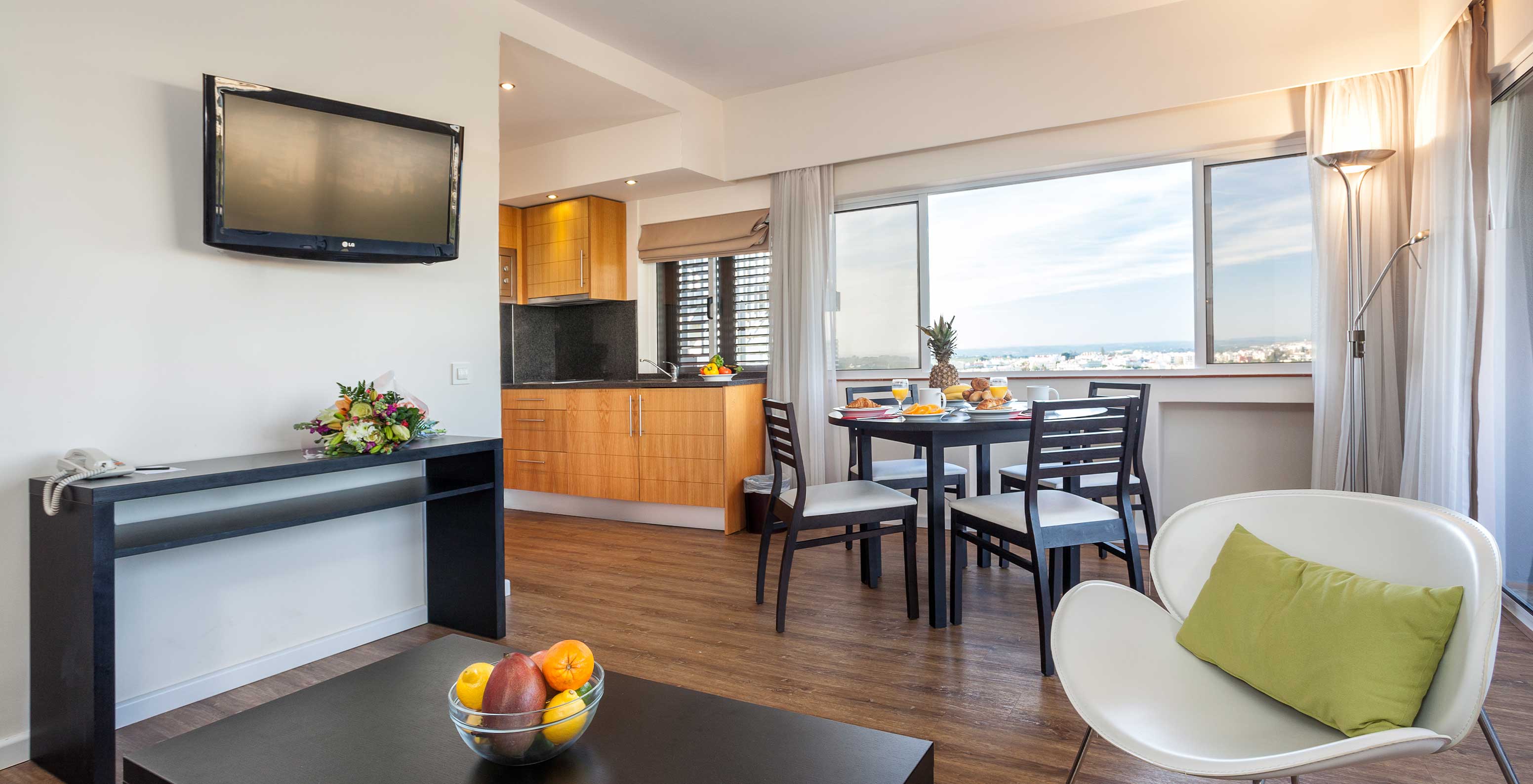 L'Appartement T1 Vue Jardin du Pestana Alvor Atlântico est équipé d'une kitchenette et d'une table pour repas