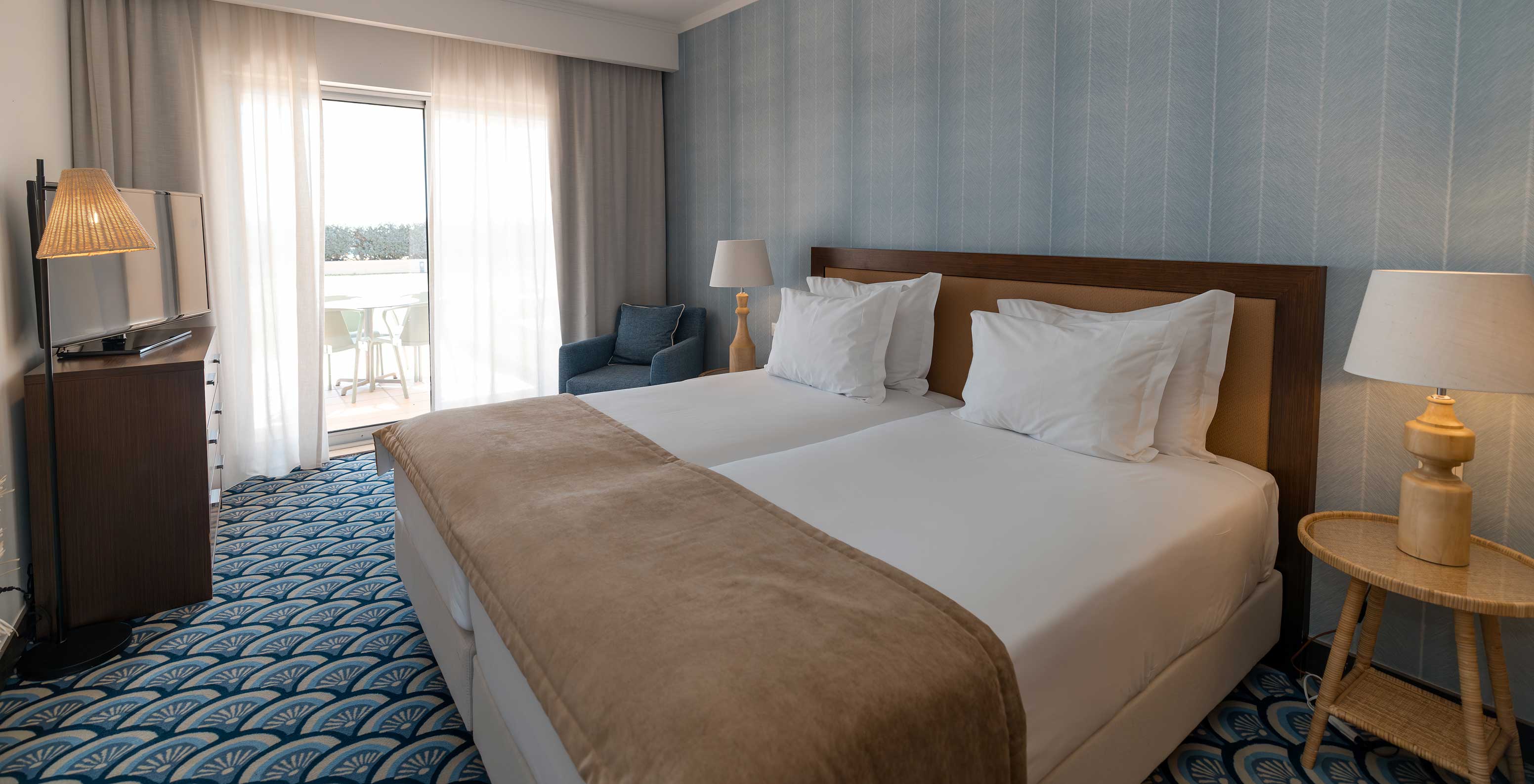 Appartement T1 Vue Jardin au Pestana Alvor Beach Villas dispose d'une chambre avec deux lits et fenêtre sur le balcon