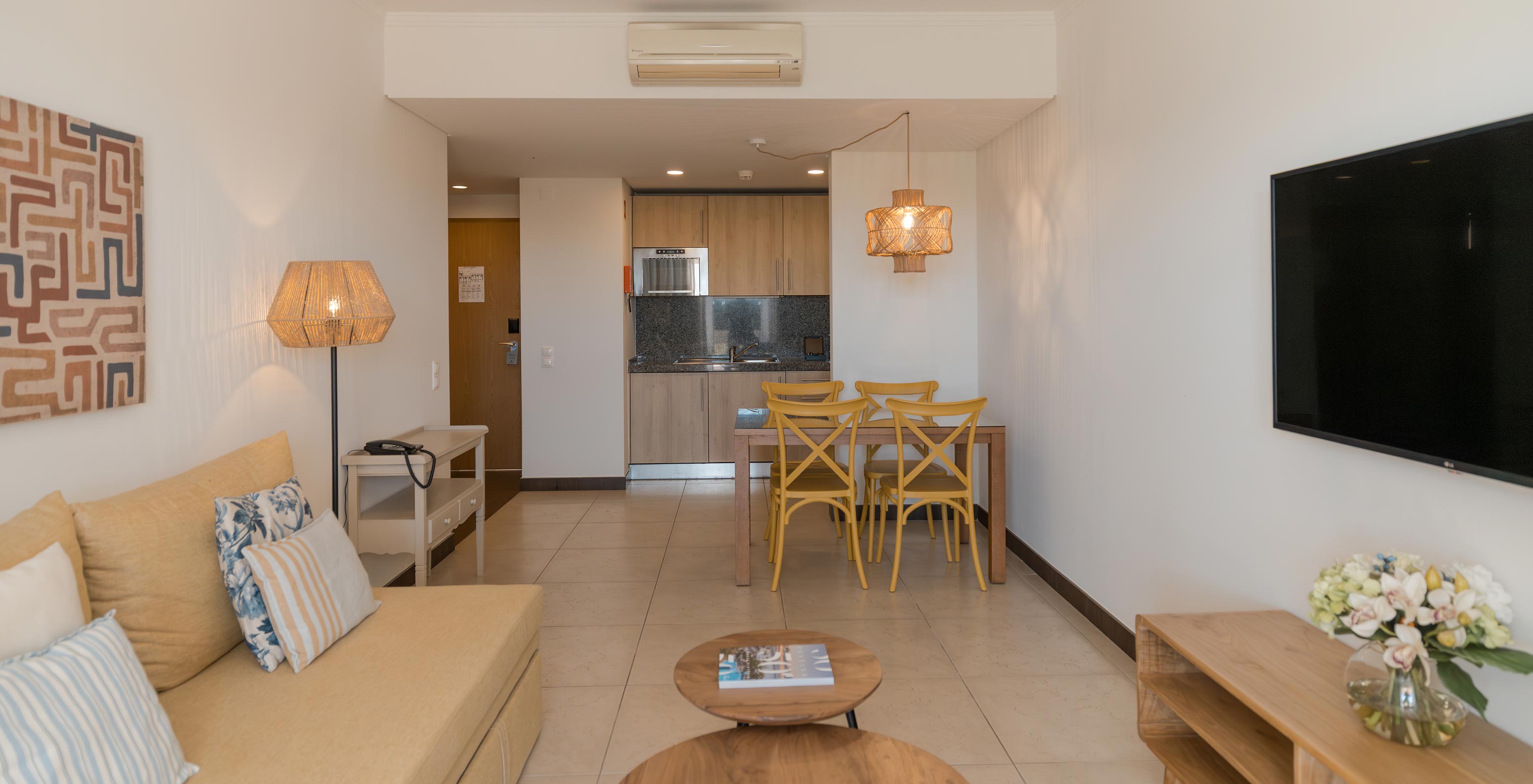 Appartement T1 Vue Jardin au Pestana Alvor Beach Villas dispose d'un séjour avec canapé, TV et table à manger