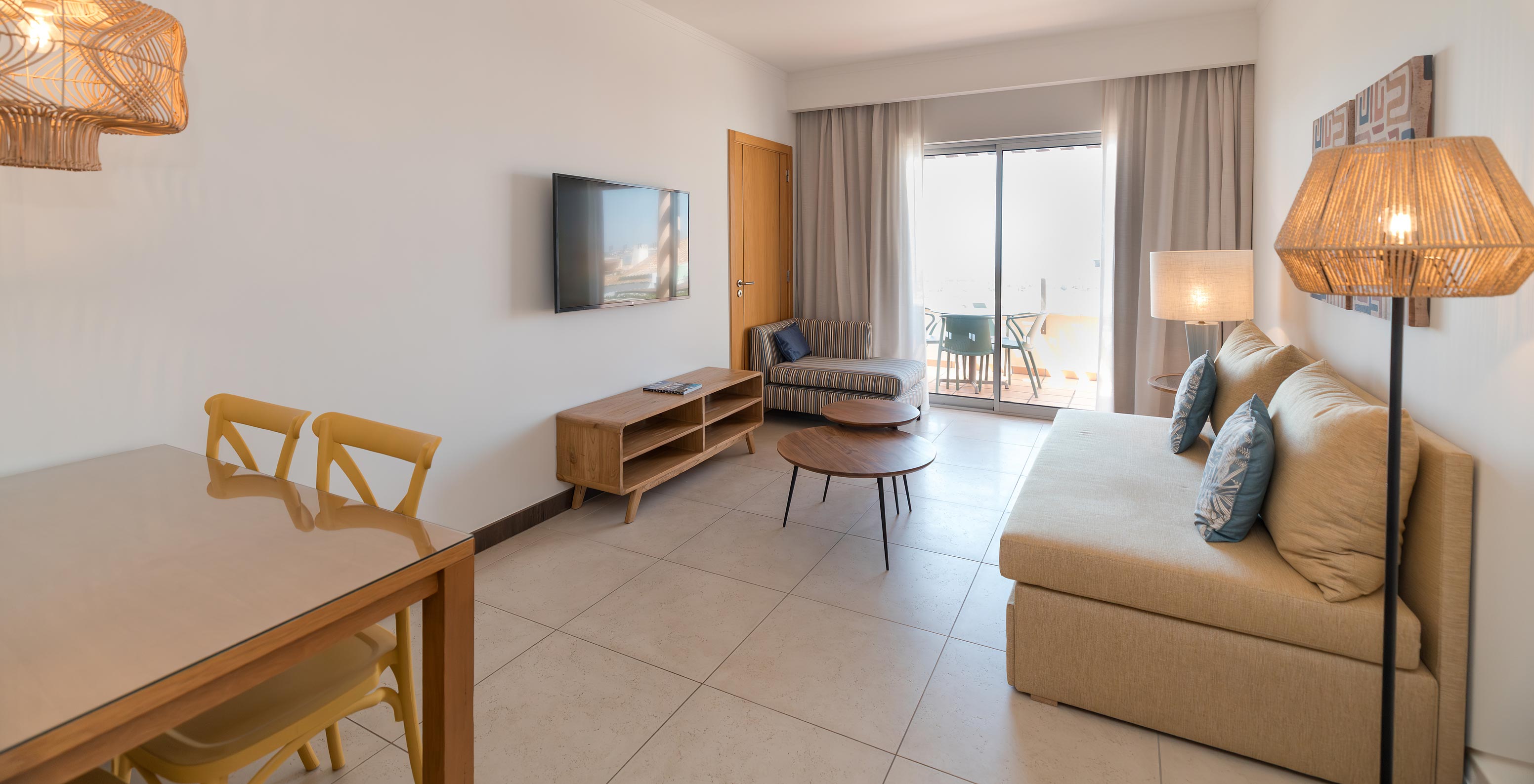 Appartement T1 Vue Mer au Pestana Alvor Beach Villas dispose d'un salon avec canapé, TV et fenêtre avec accès au balcon